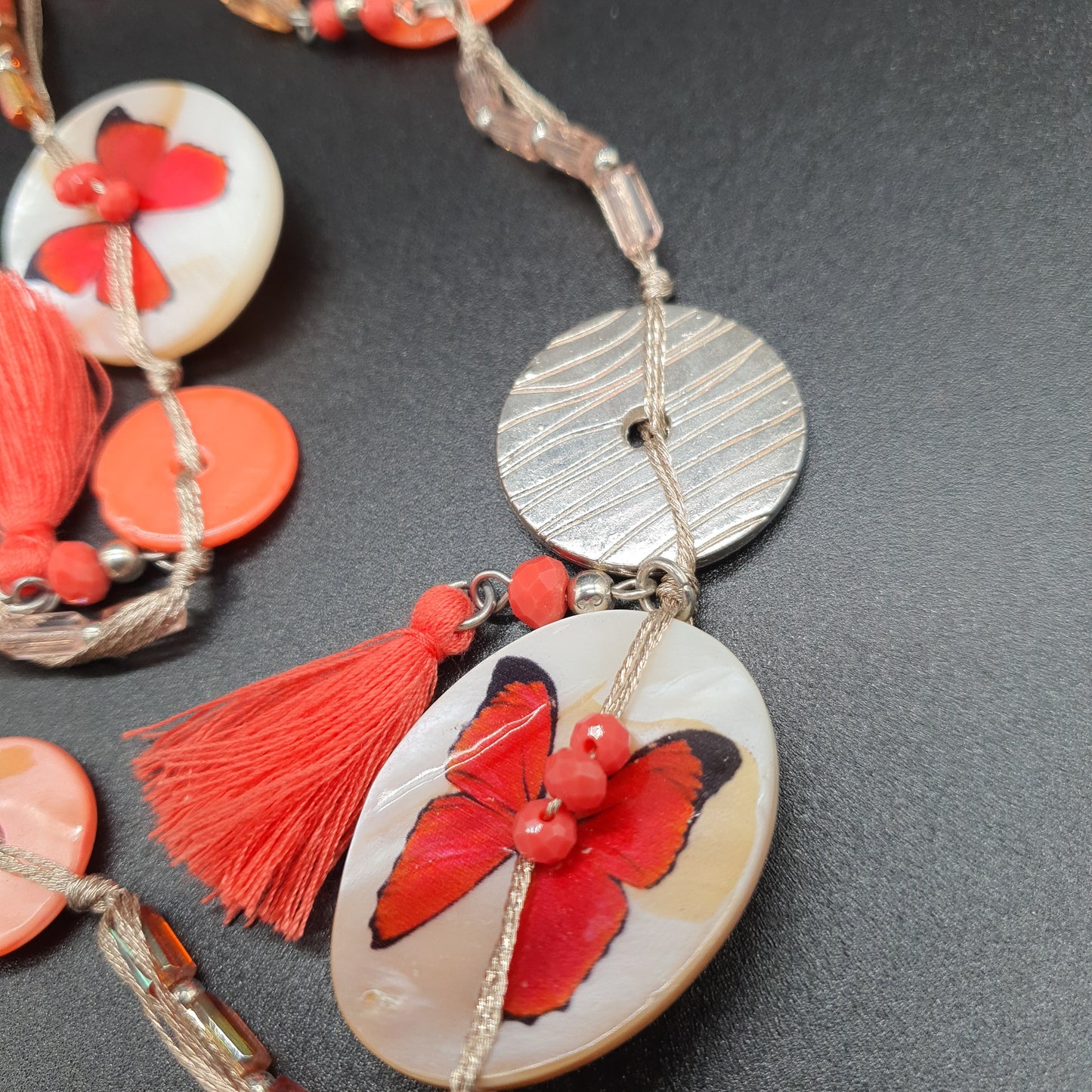Collier sautoir multi-fils rose – Nacre, papillon argenté & pompons