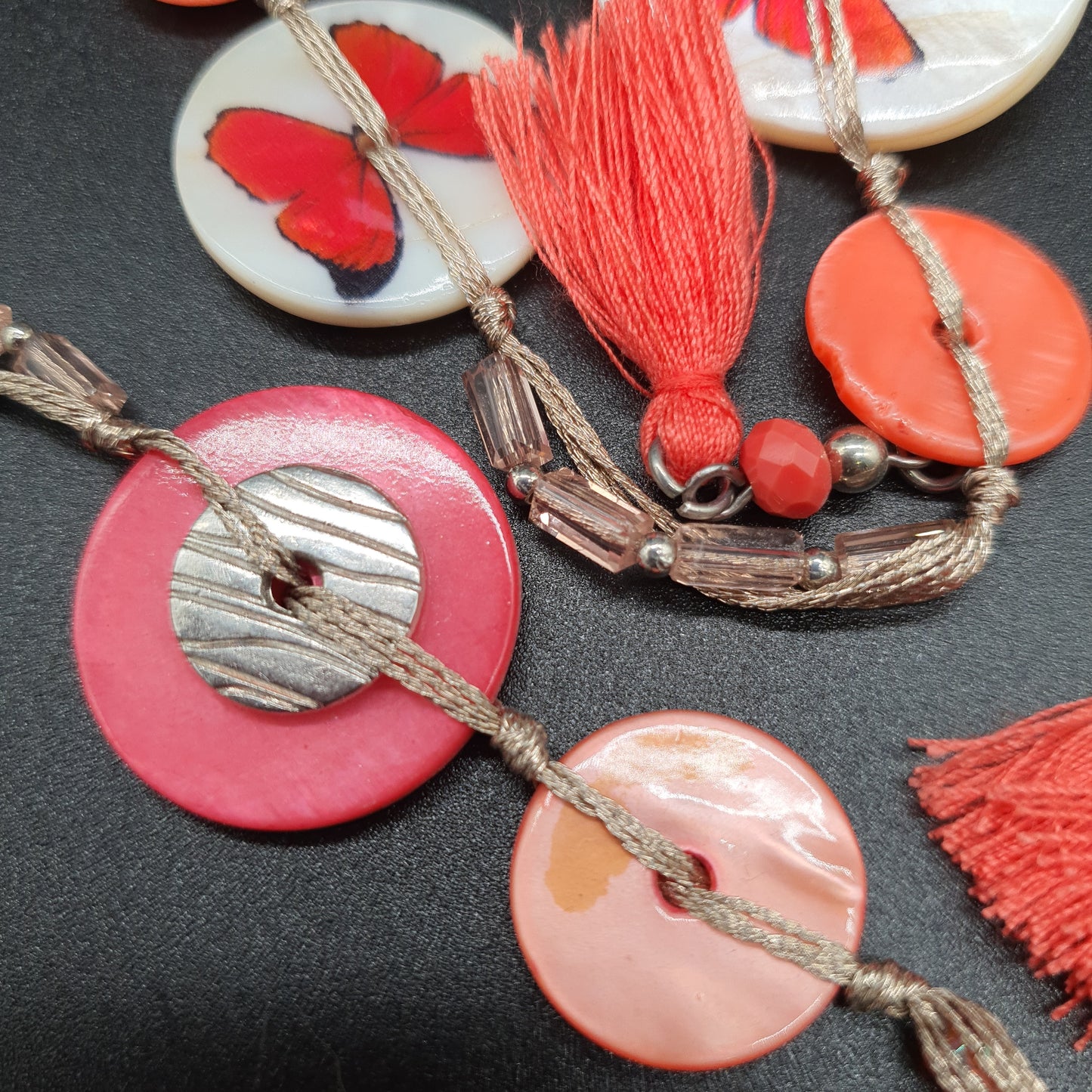 Collier sautoir multi-fils rose – Nacre, papillon argenté & pompons