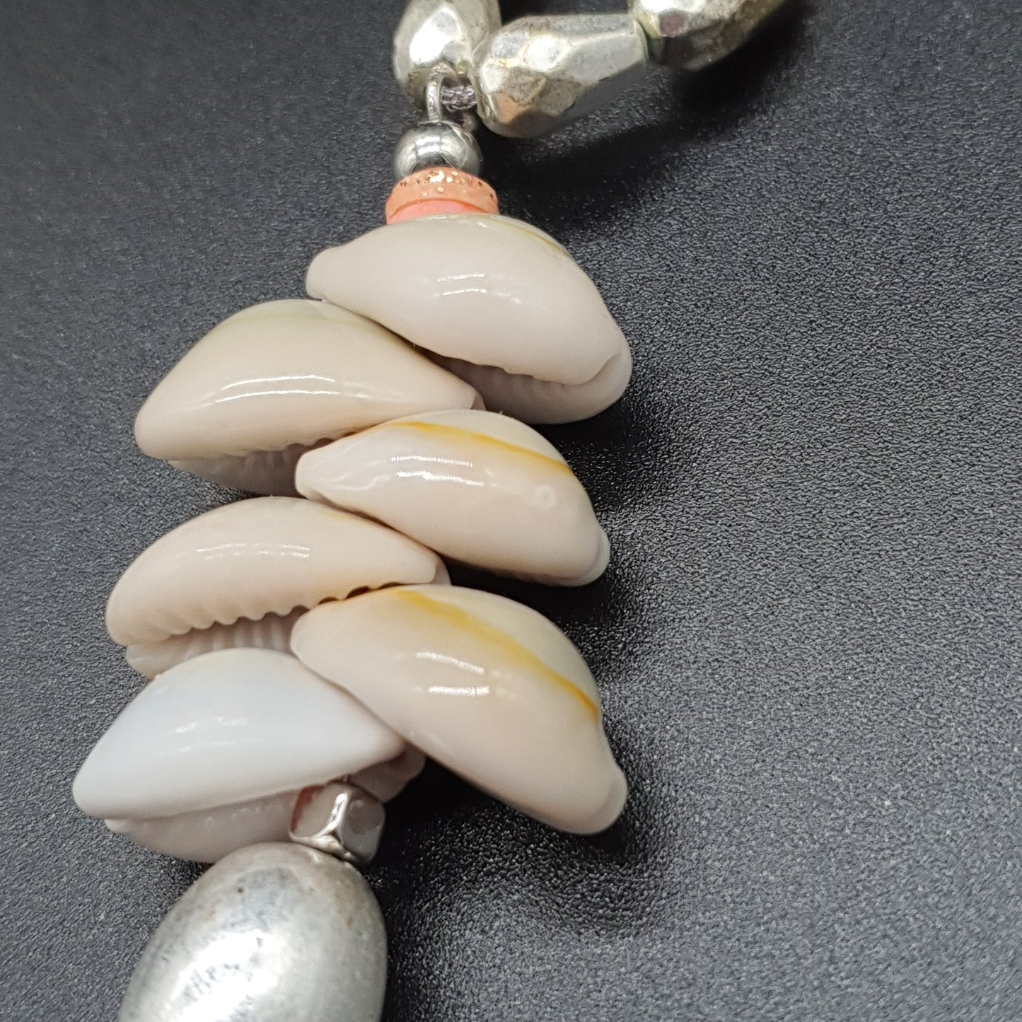 Collier sautoir perles pierre reconstituée éclat de cristal effet marbré eau douce métal doré vieilli pendentif coquillages cauri pompon tassel fils de coton