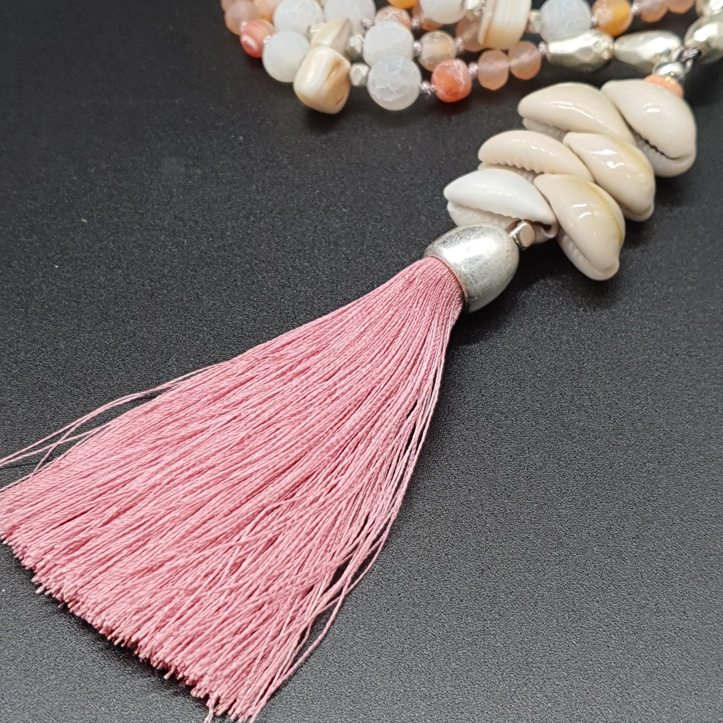 Collier sautoir perles pierre reconstituée éclat de cristal effet marbré eau douce métal doré vieilli pendentif coquillages cauri pompon tassel fils de coton