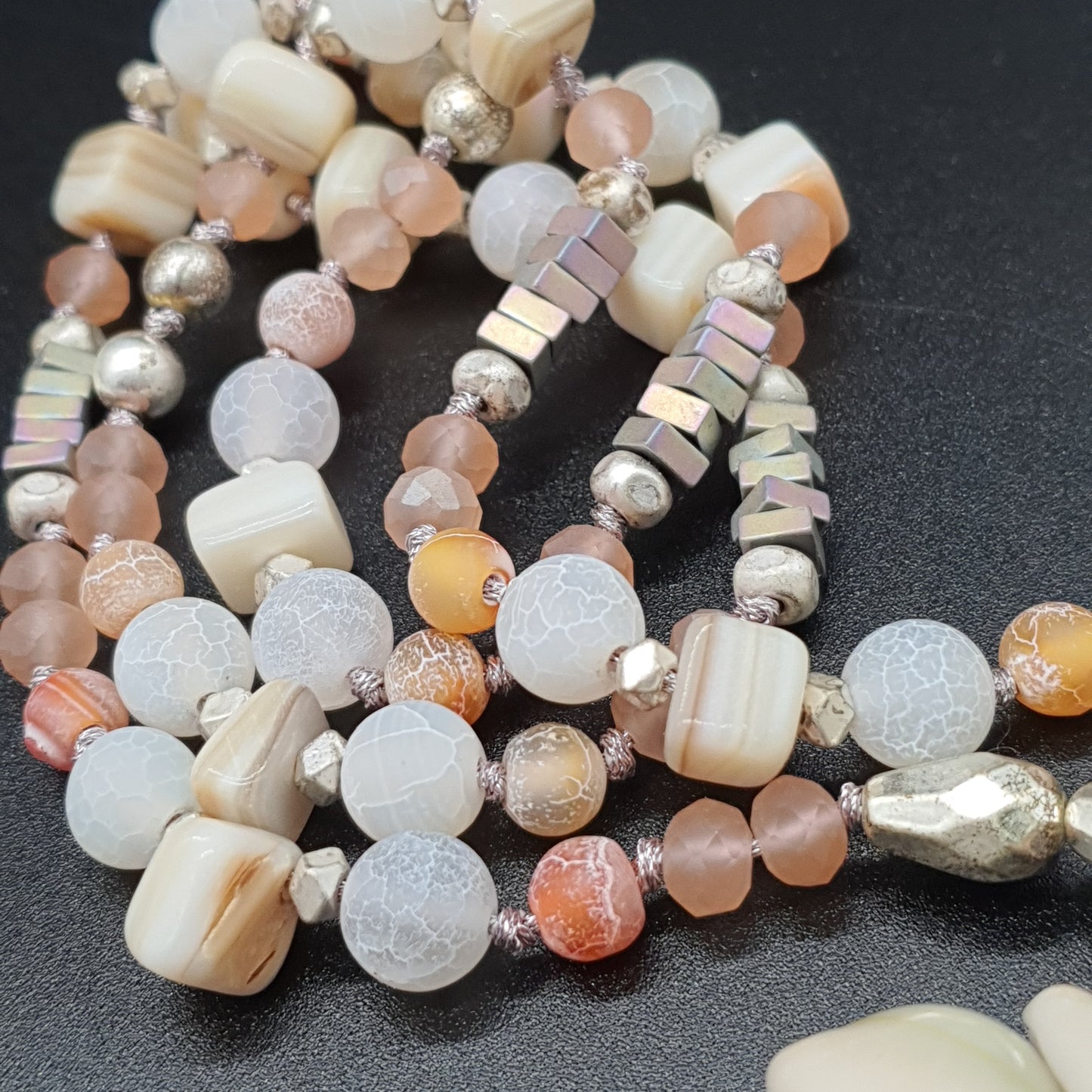 Collier sautoir perles pierre reconstituée éclat de cristal effet marbré eau douce métal doré vieilli pendentif coquillages cauri pompon tassel fils de coton