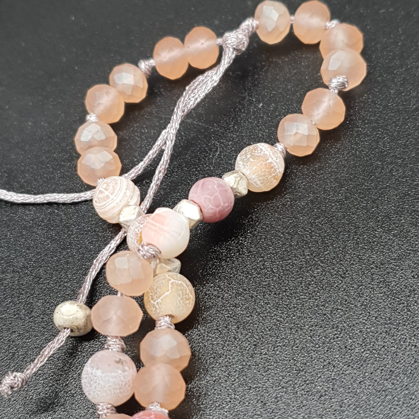 Collier sautoir perles pierre reconstituée éclat de cristal effet marbré eau douce métal doré vieilli pendentif coquillages cauri pompon tassel fils de coton