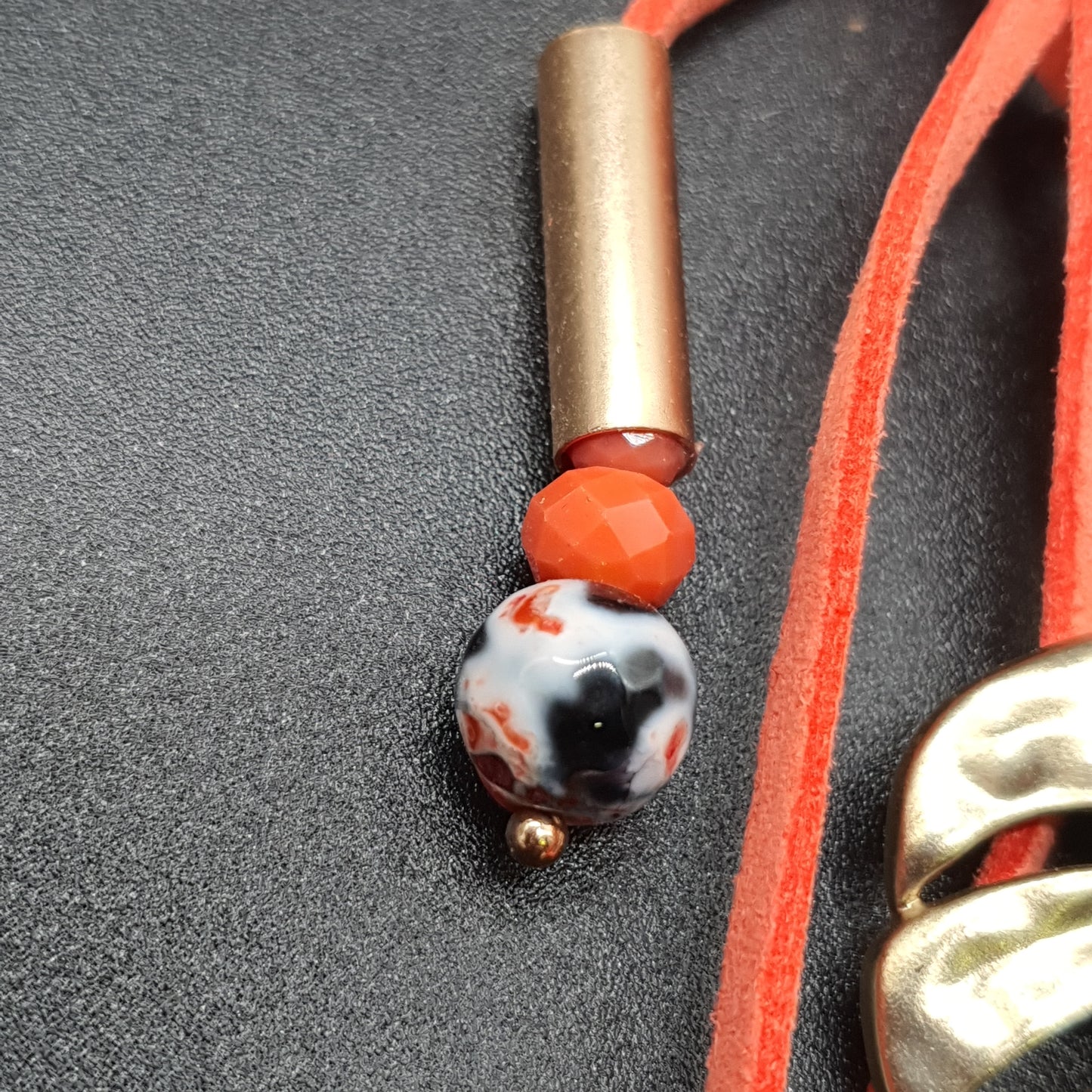 Collier sautoir orange en simili daim, perles nacrées, cristal, pendentif feuilles dorées