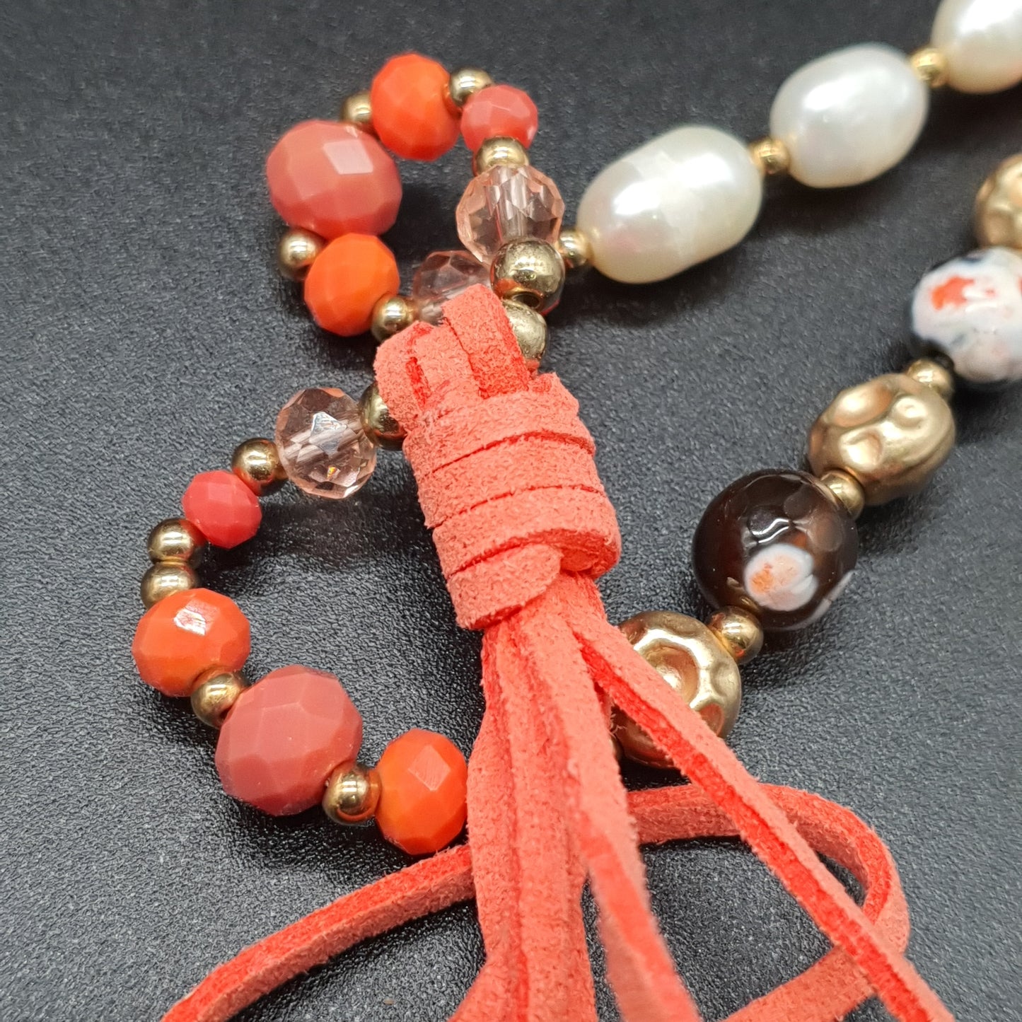 Collier sautoir orange en simili daim, perles nacrées, cristal, pendentif feuilles dorées