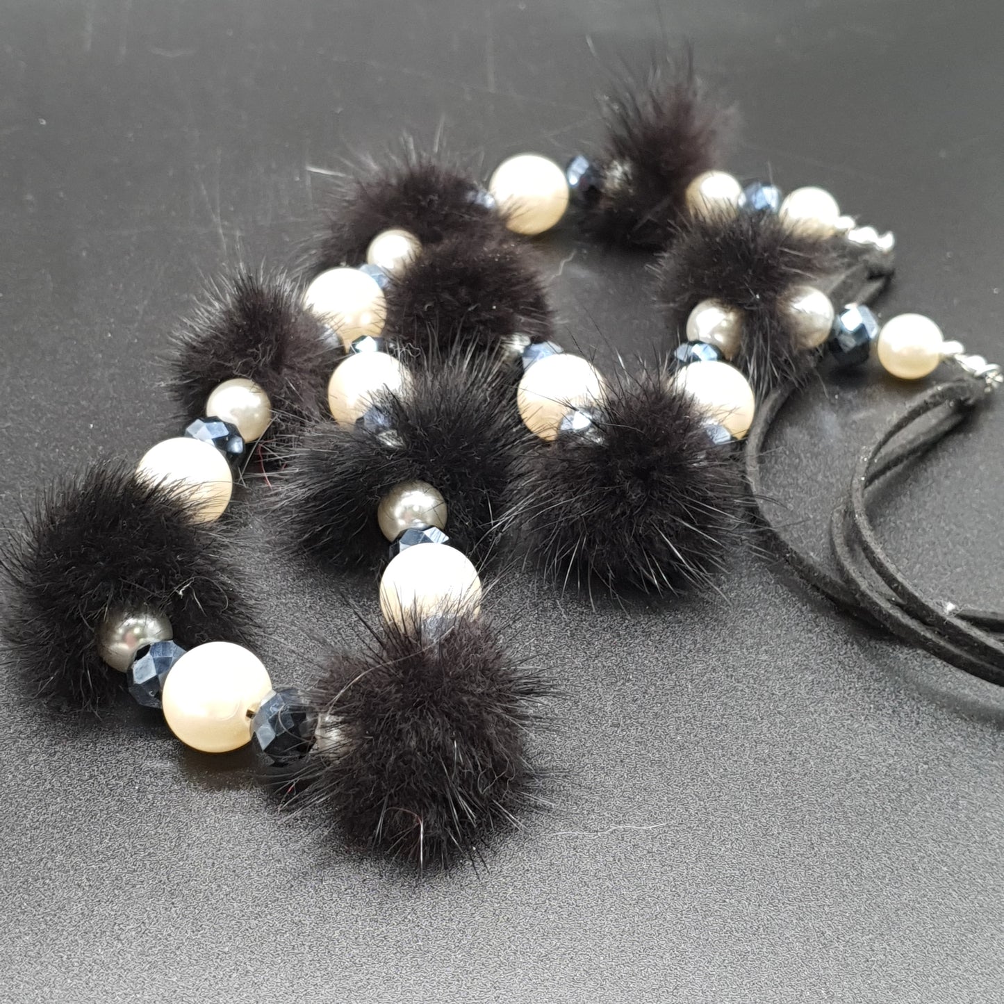 Collier sautoir double cordon coton ciré pompons perles effet nacre perles facettées