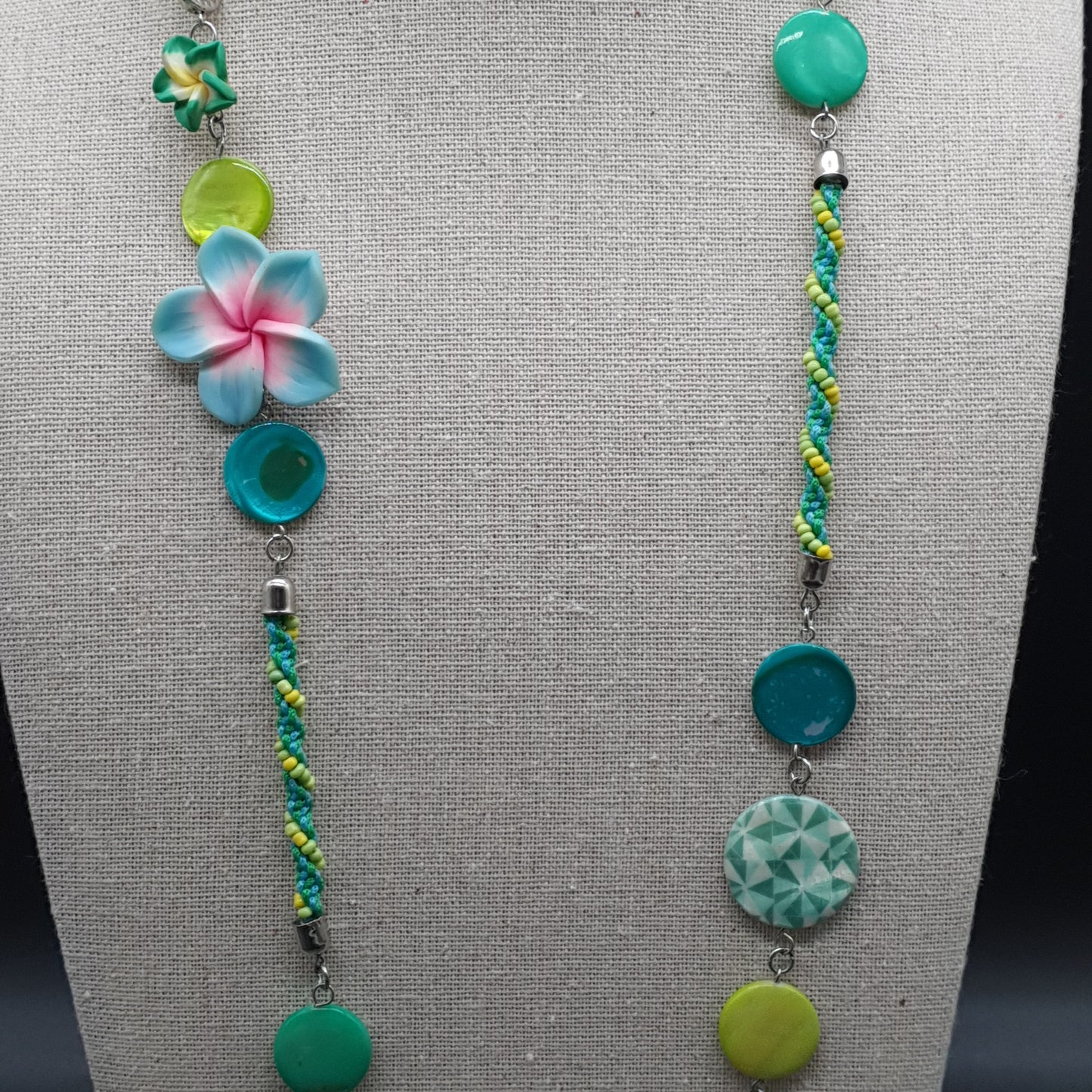 Collier sautoir double chaîne argentée perles rocaille, nacre, fleurs & tiares