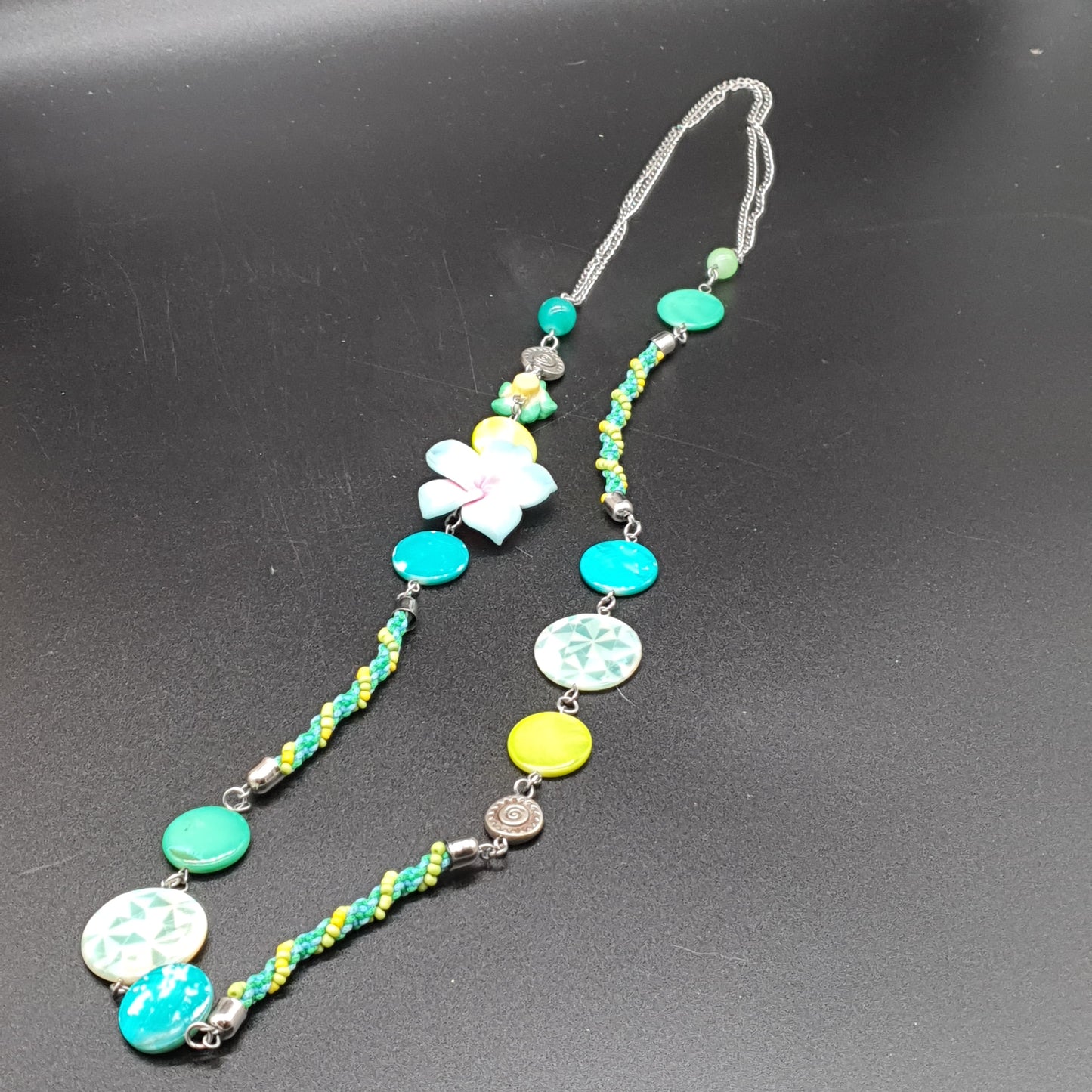 Collier sautoir double chaîne argentée perles rocaille, nacre, fleurs & tiares