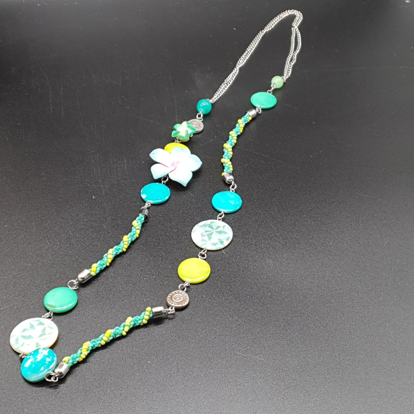 Collier sautoir double chaîne argentée perles rocaille, nacre, fleurs & tiares