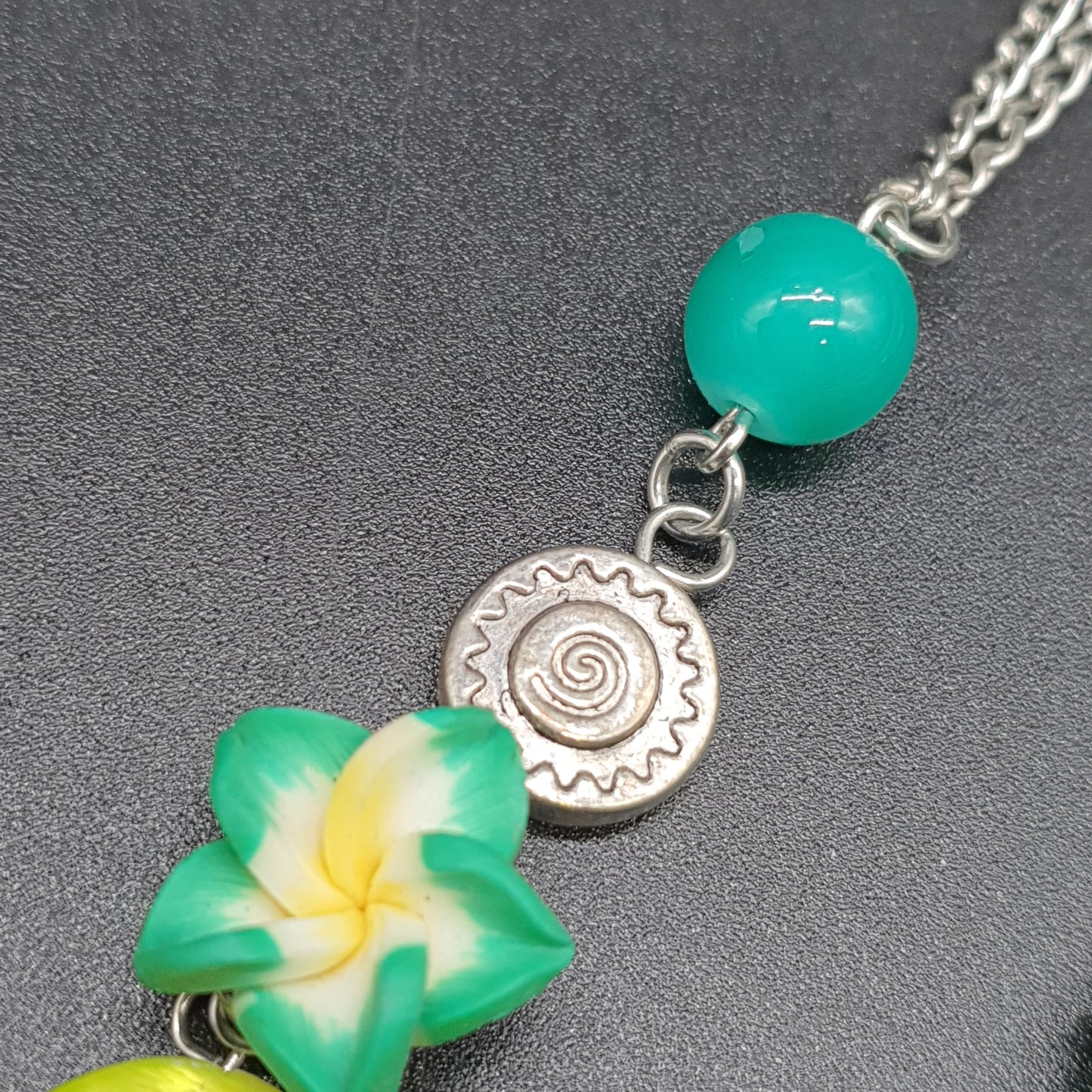 Collier sautoir double chaîne argentée perles rocaille, nacre, fleurs & tiares