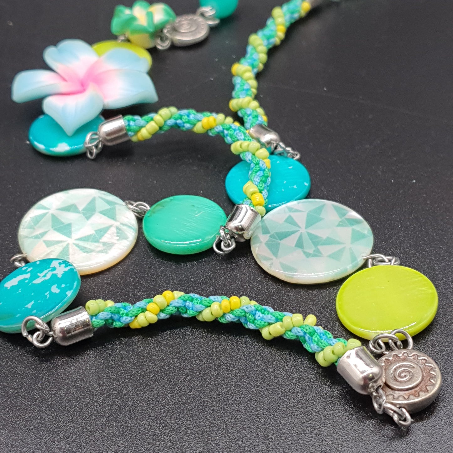 Collier sautoir double chaîne argentée perles rocaille, nacre, fleurs & tiares