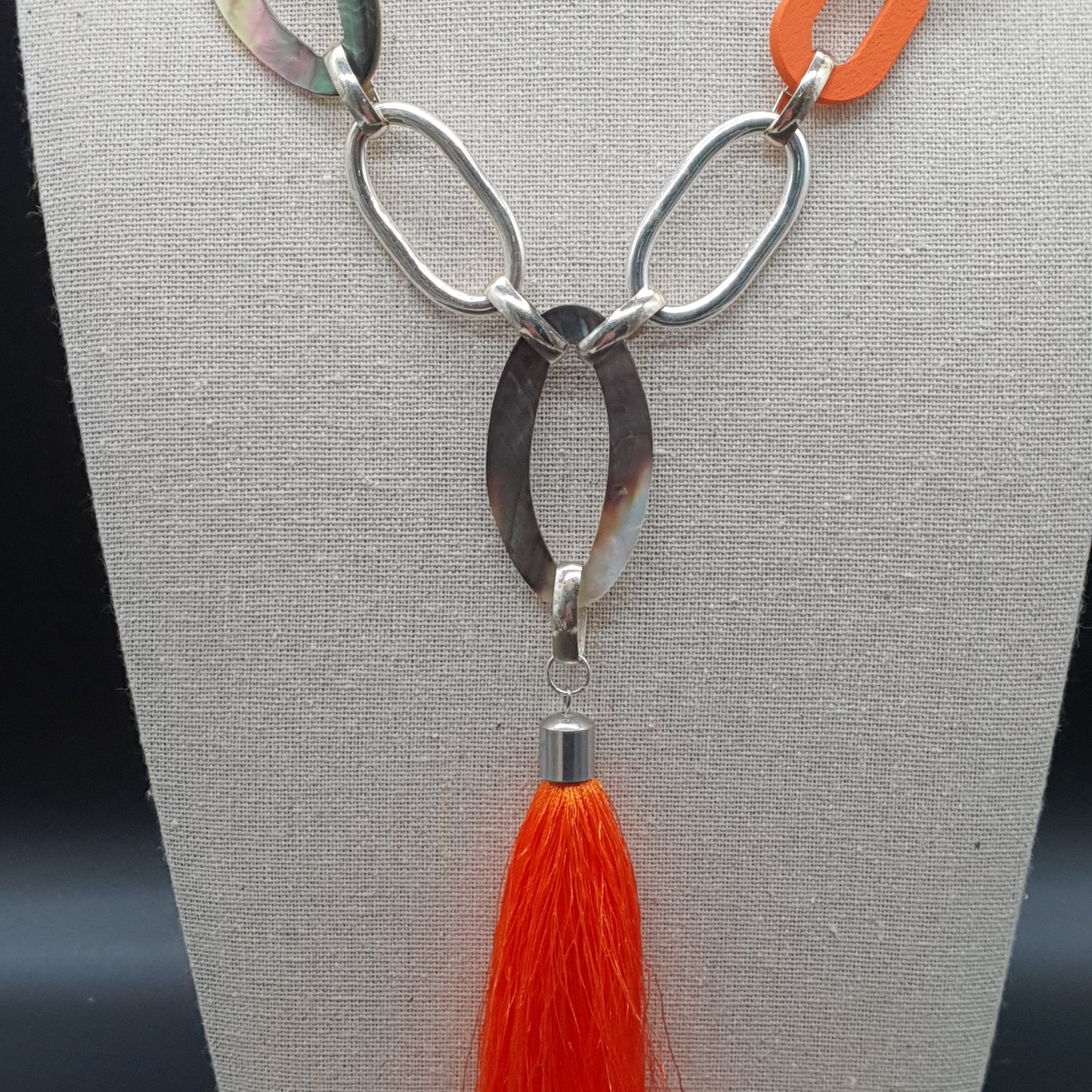 Collier sautoir orange maille serpent anneaux métal argenté nacre bois & pompon