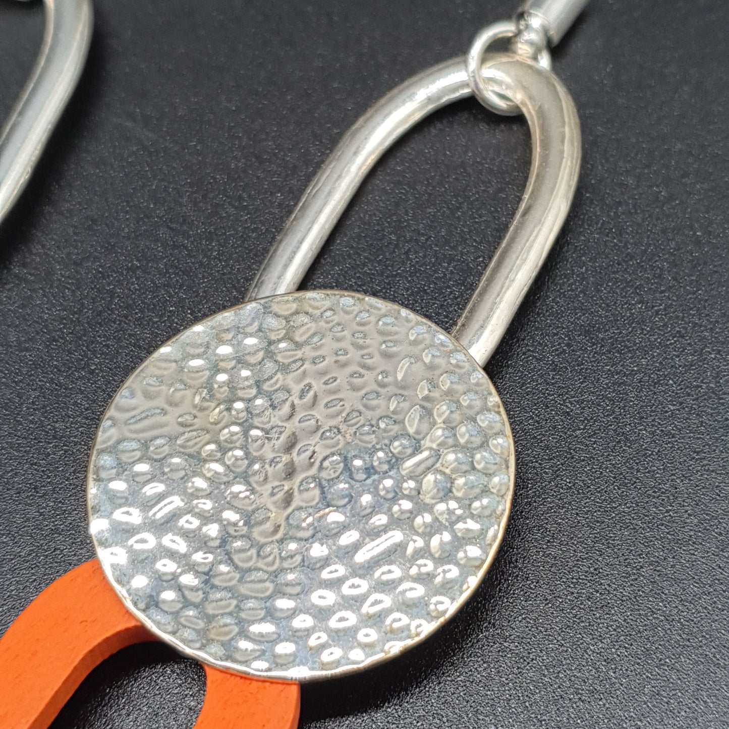 Collier sautoir orange maille serpent anneaux métal argenté nacre bois & pompon