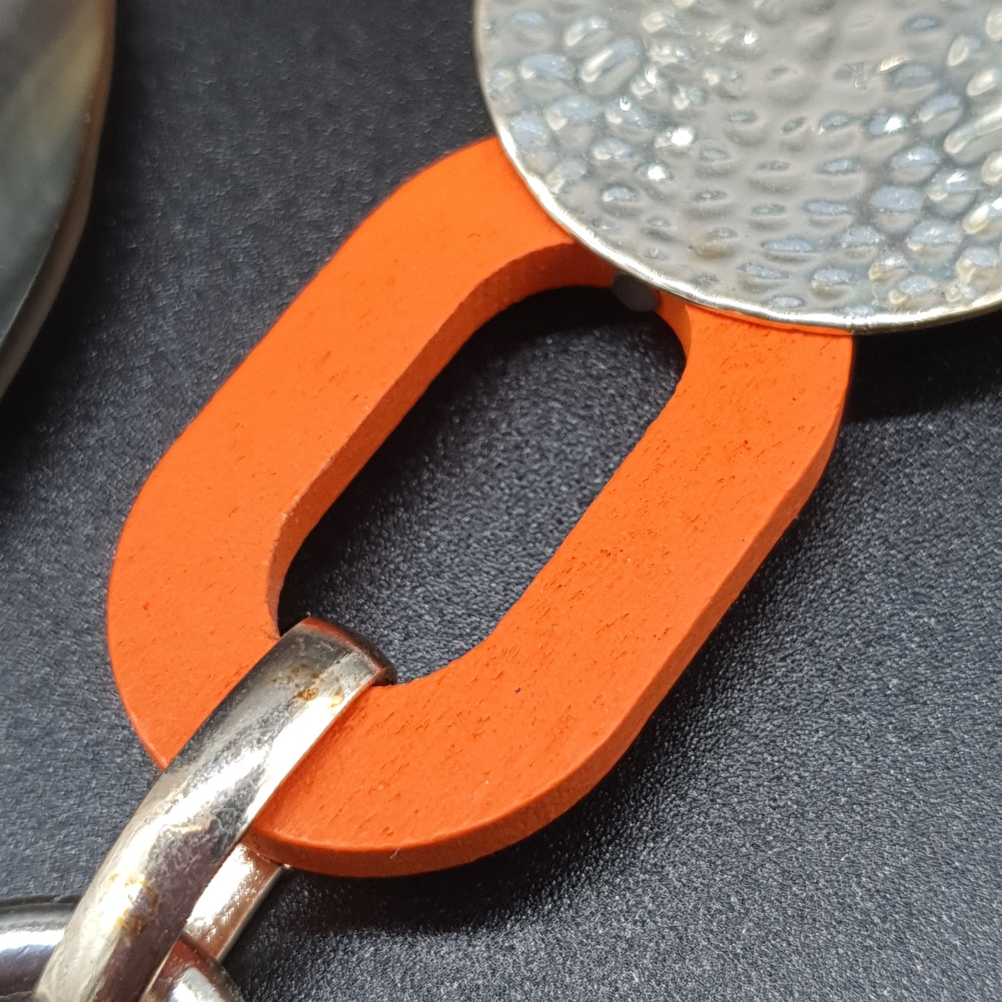 Collier sautoir orange maille serpent anneaux métal argenté nacre bois & pompon
