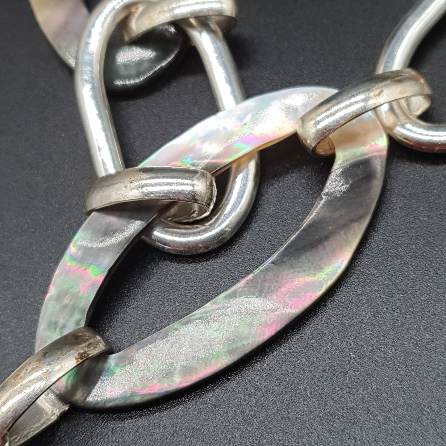 Collier sautoir orange maille serpent anneaux métal argenté nacre bois & pompon