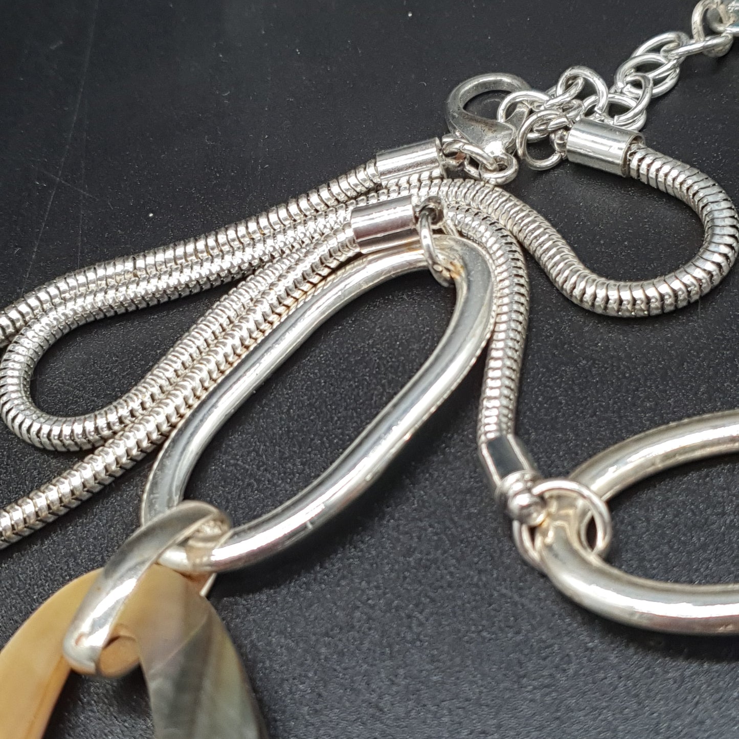 Collier sautoir orange maille serpent anneaux métal argenté nacre bois & pompon