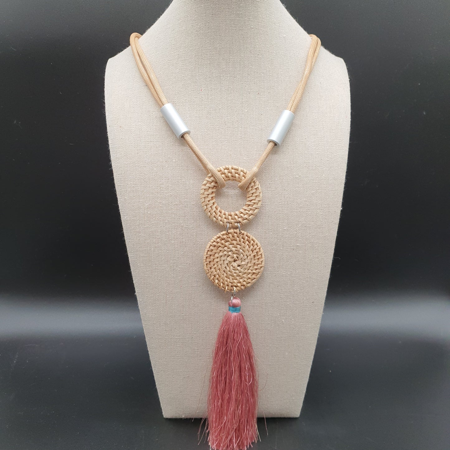 Collier sautoir double cordon coton ciré ivoire tubes argentés pendentif rotin tressé et pompon