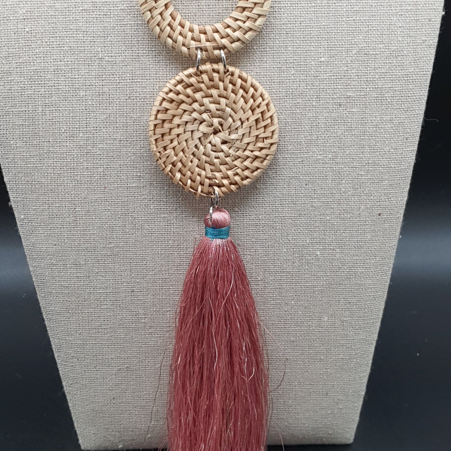 Collier sautoir double cordon coton ciré ivoire tubes argentés pendentif rotin tressé et pompon