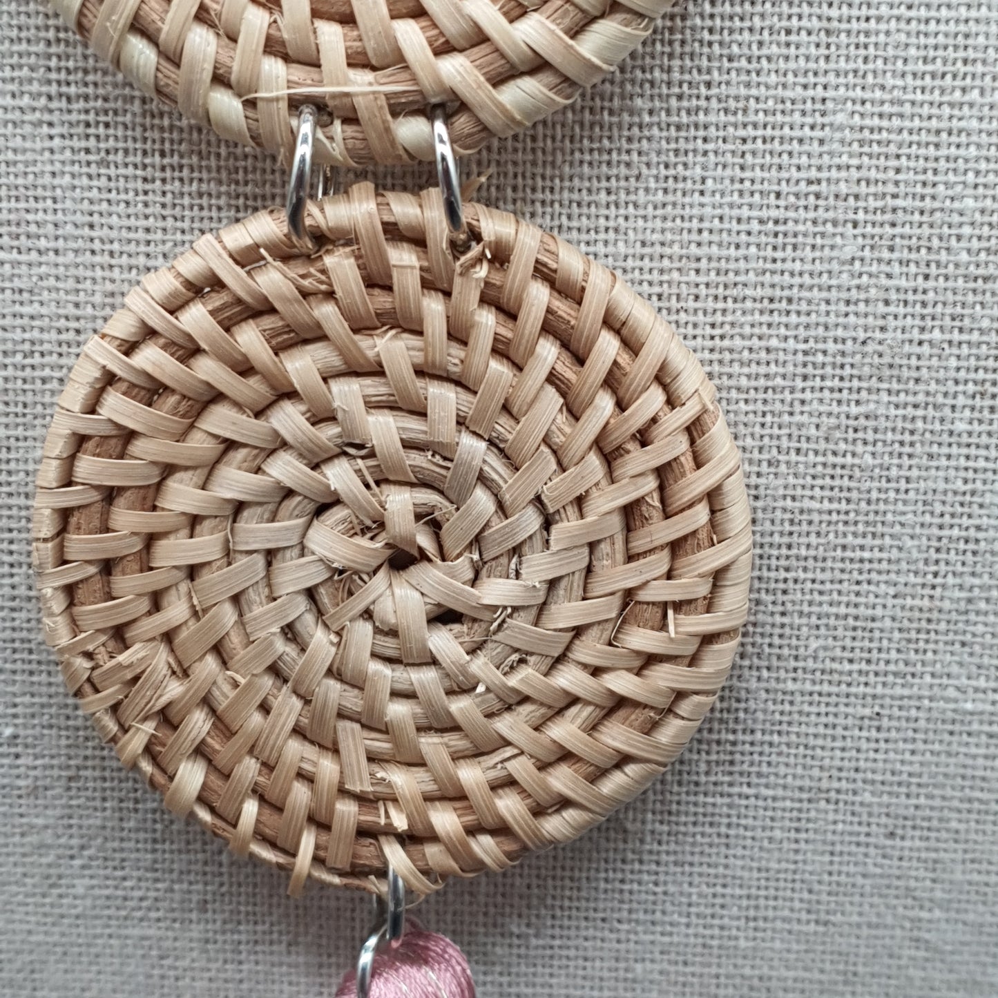 Collier sautoir double cordon coton ciré ivoire tubes argentés pendentif rotin tressé et pompon