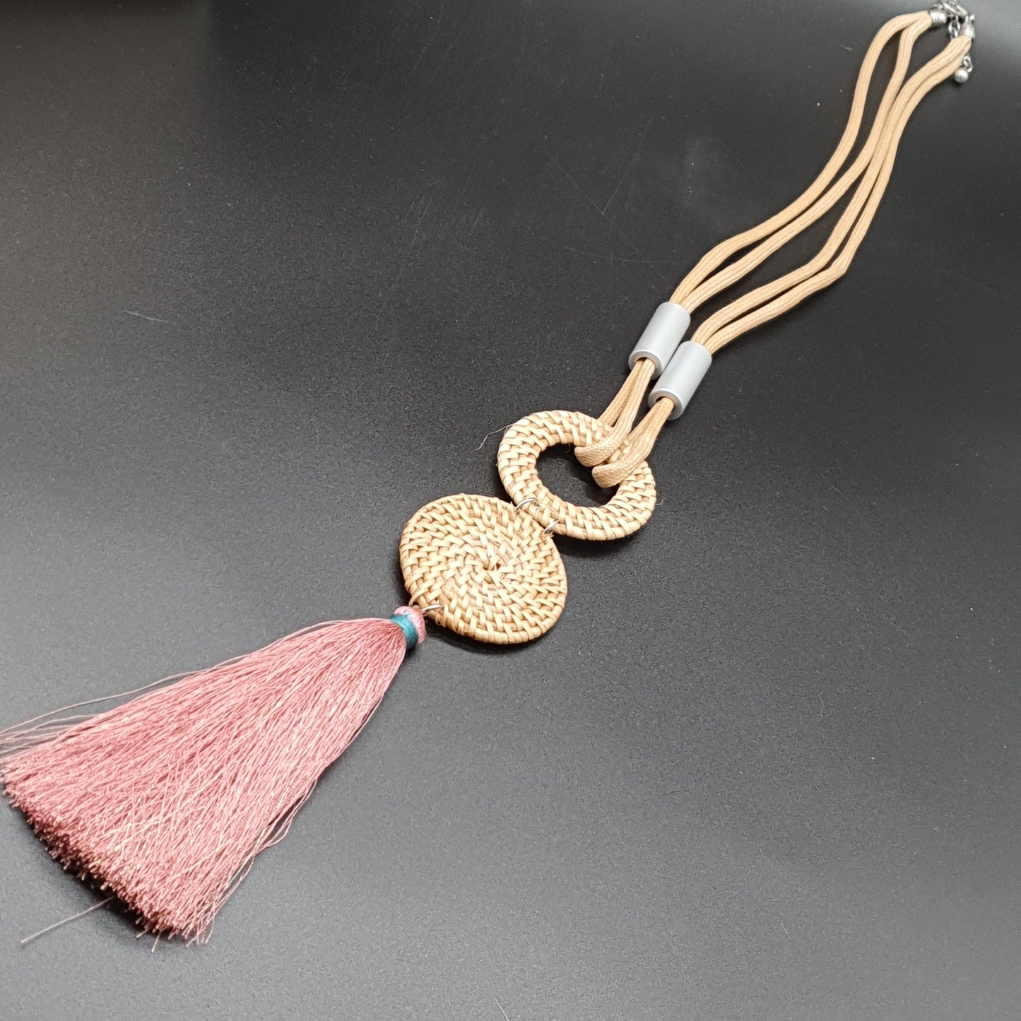 Collier sautoir double cordon coton ciré ivoire tubes argentés pendentif rotin tressé et pompon