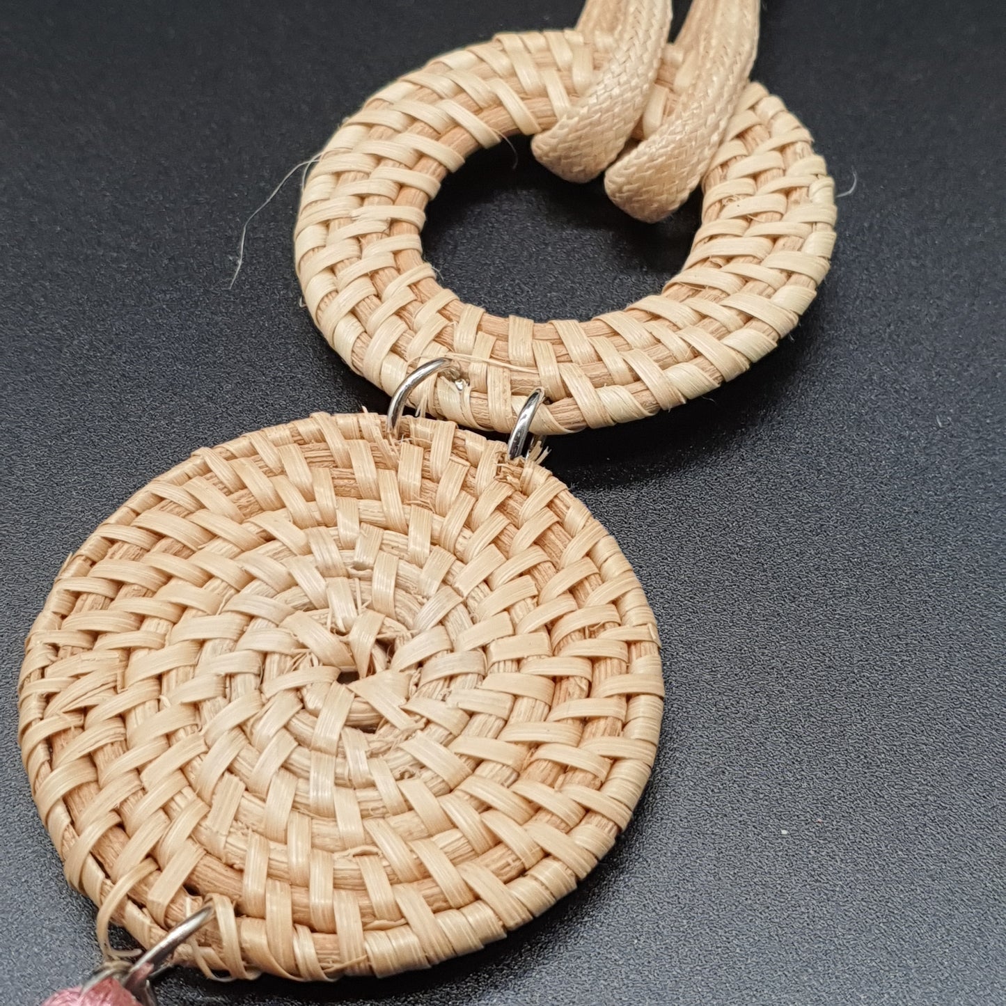 Collier sautoir double cordon coton ciré ivoire tubes argentés pendentif rotin tressé et pompon