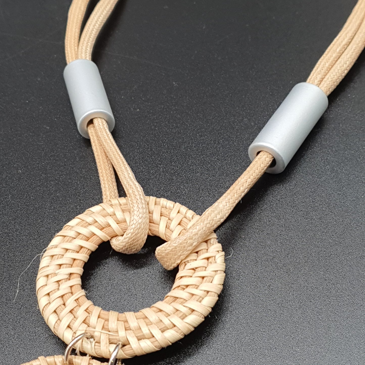 Collier sautoir double cordon coton ciré ivoire tubes argentés pendentif rotin tressé et pompon