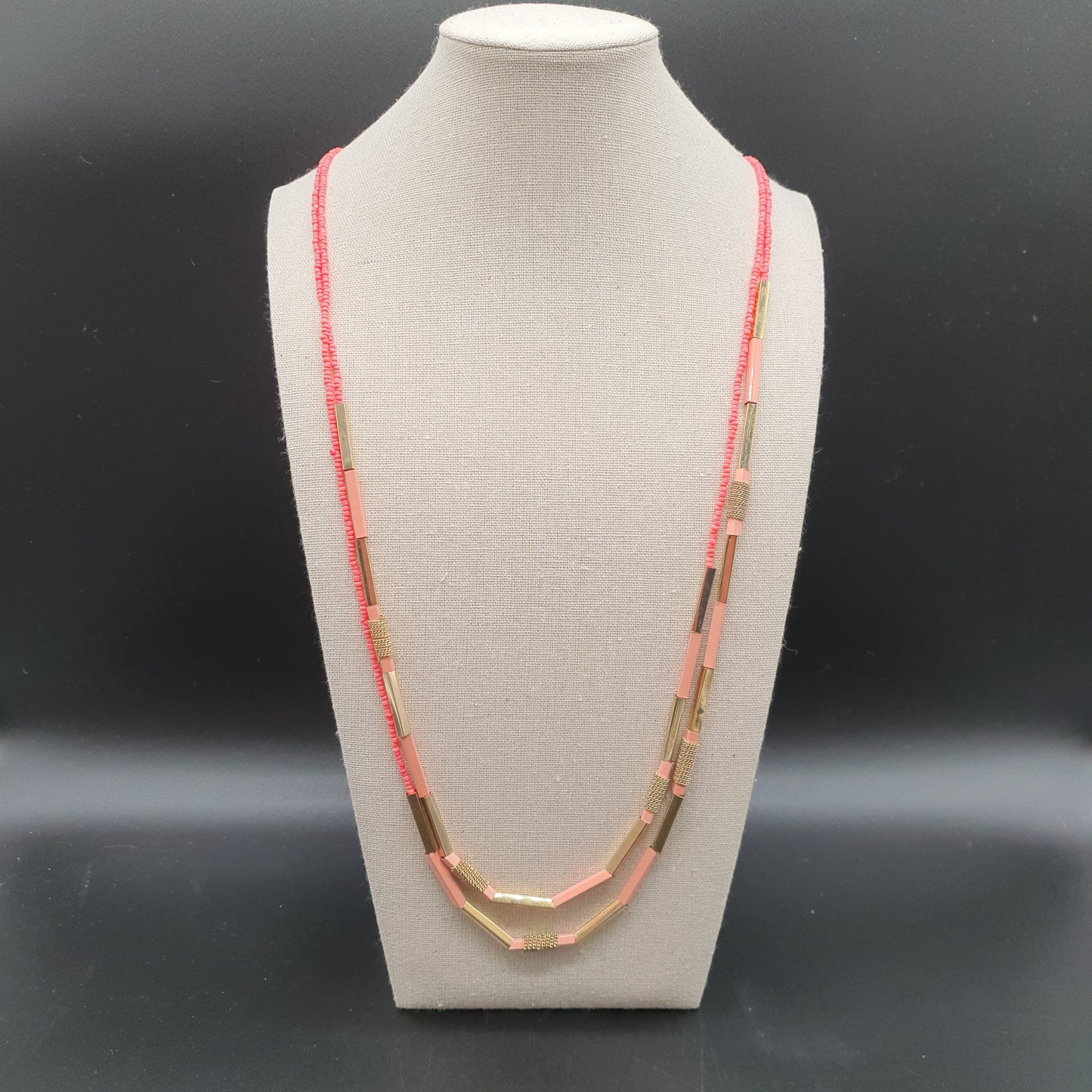 Collier sautoir double rang perles de rocaille roses tubes dorés fins allongés