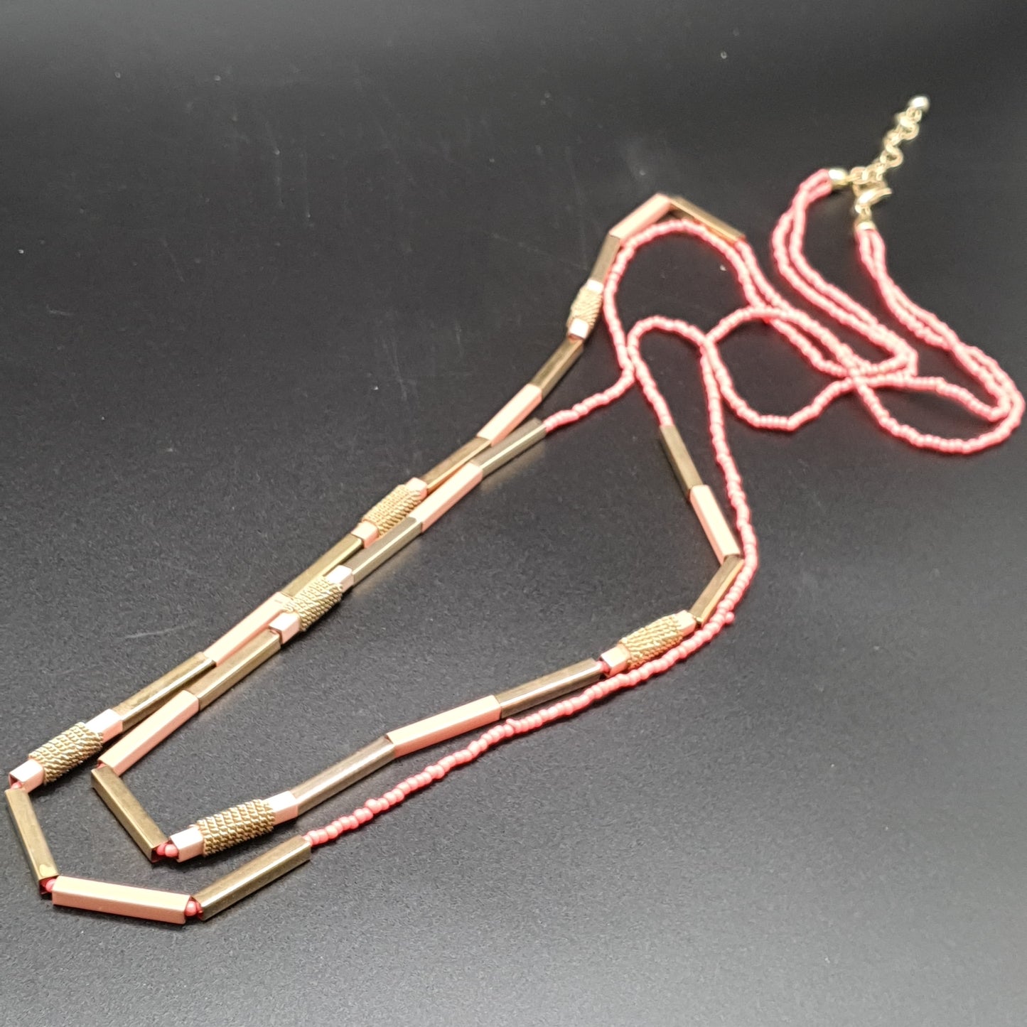 Collier sautoir double rang perles de rocaille roses tubes dorés fins allongés
