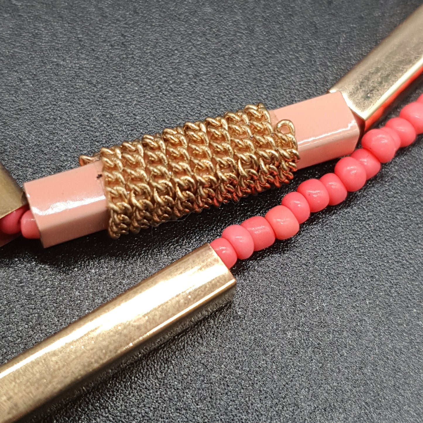 Collier sautoir double rang perles de rocaille roses tubes dorés fins allongés