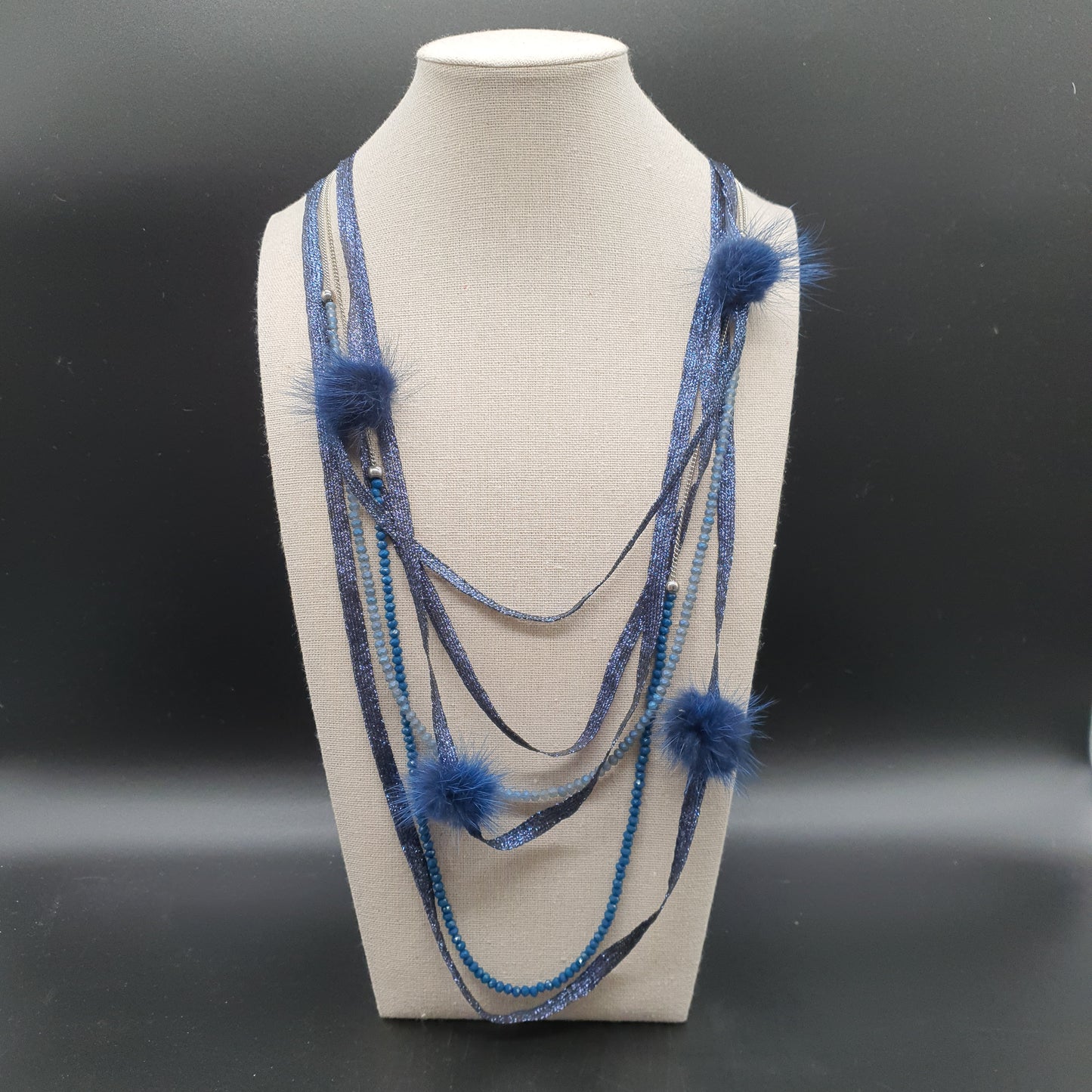 Collier sautoir multi rang rubans de fils métallisés tressés pompons colorés perles pierre reconstituée chaîne argentée