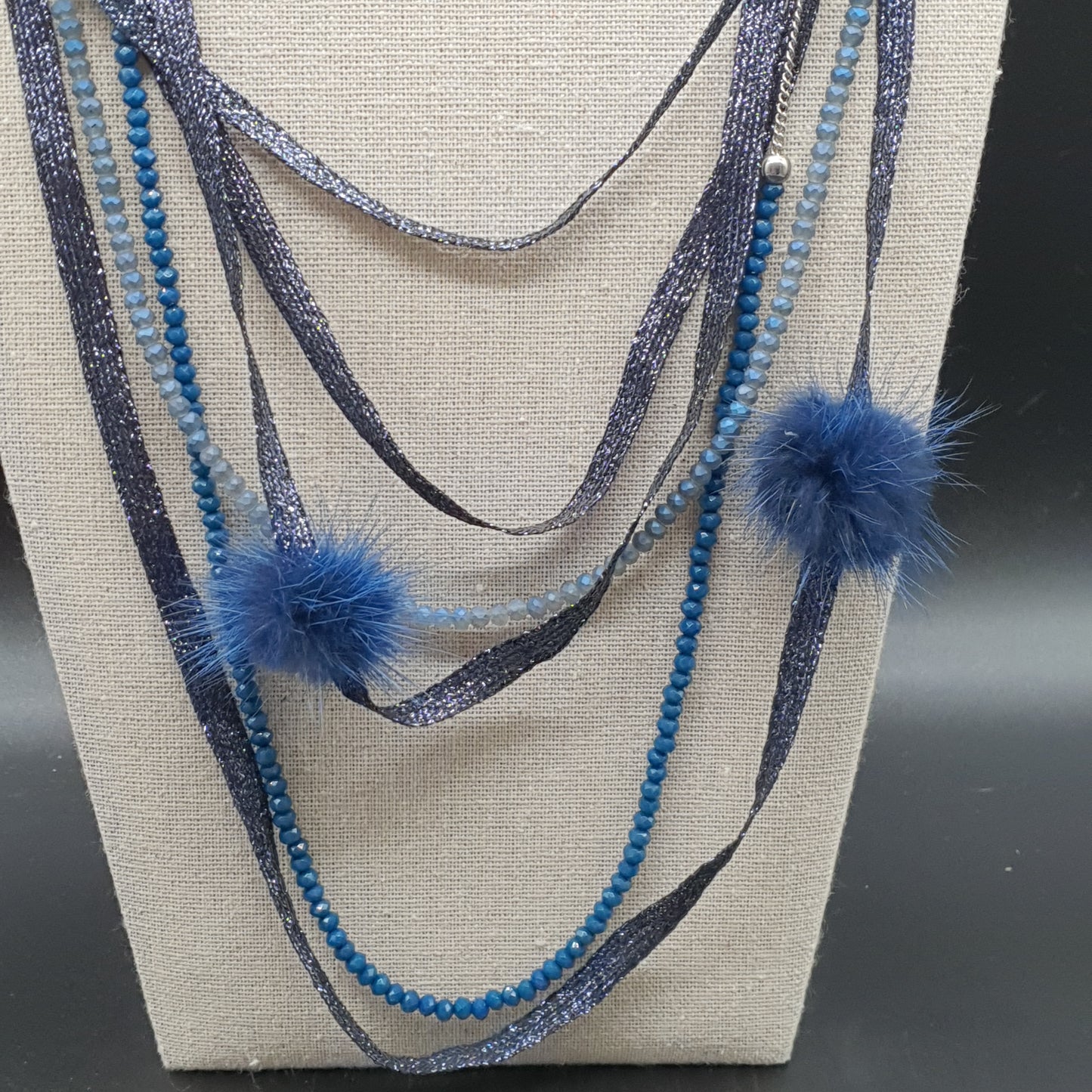 Collier sautoir multi rang rubans de fils métallisés tressés pompons colorés perles pierre reconstituée chaîne argentée
