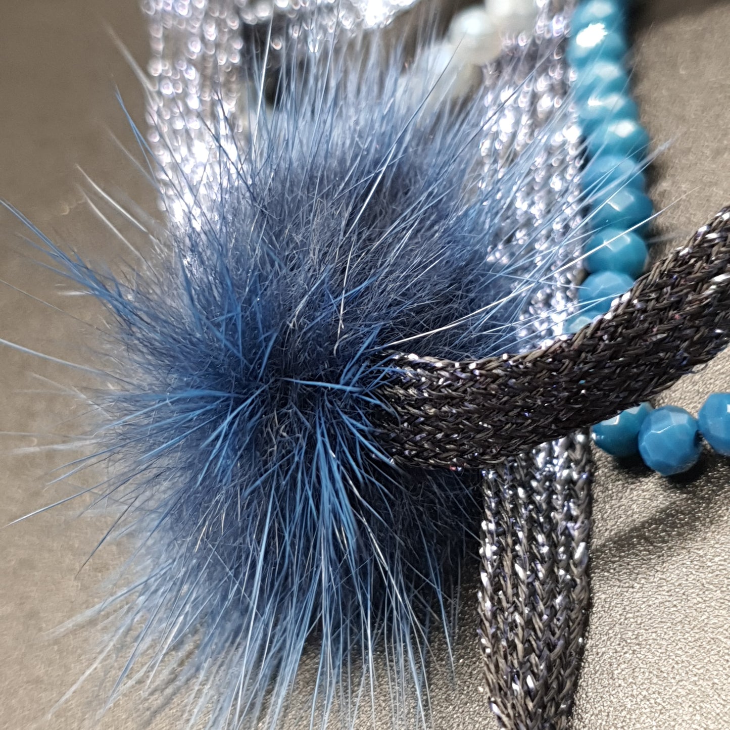 Collier sautoir multi rang rubans de fils métallisés tressés pompons colorés perles pierre reconstituée chaîne argentée