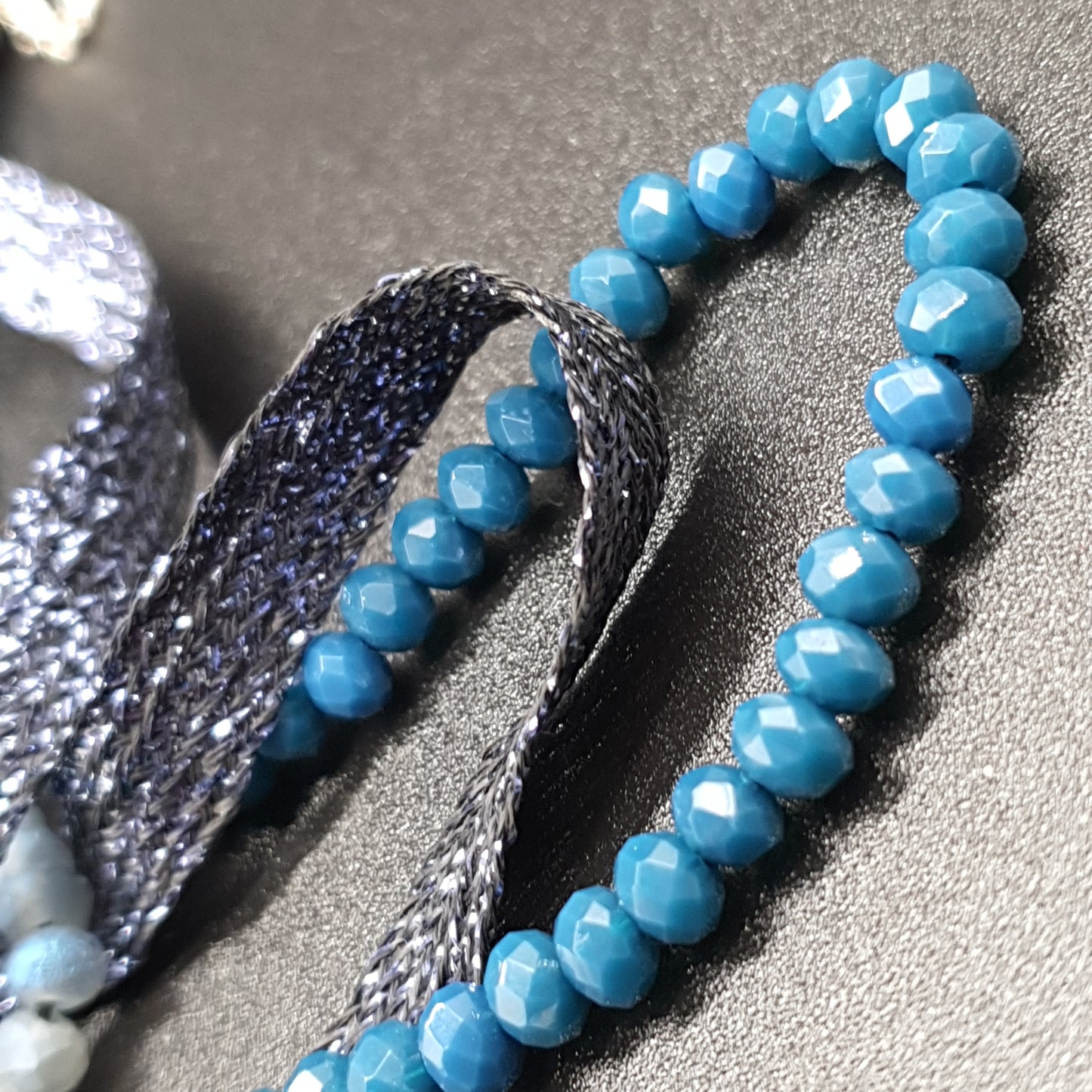 Collier sautoir multi rang rubans de fils métallisés tressés pompons colorés perles pierre reconstituée chaîne argentée