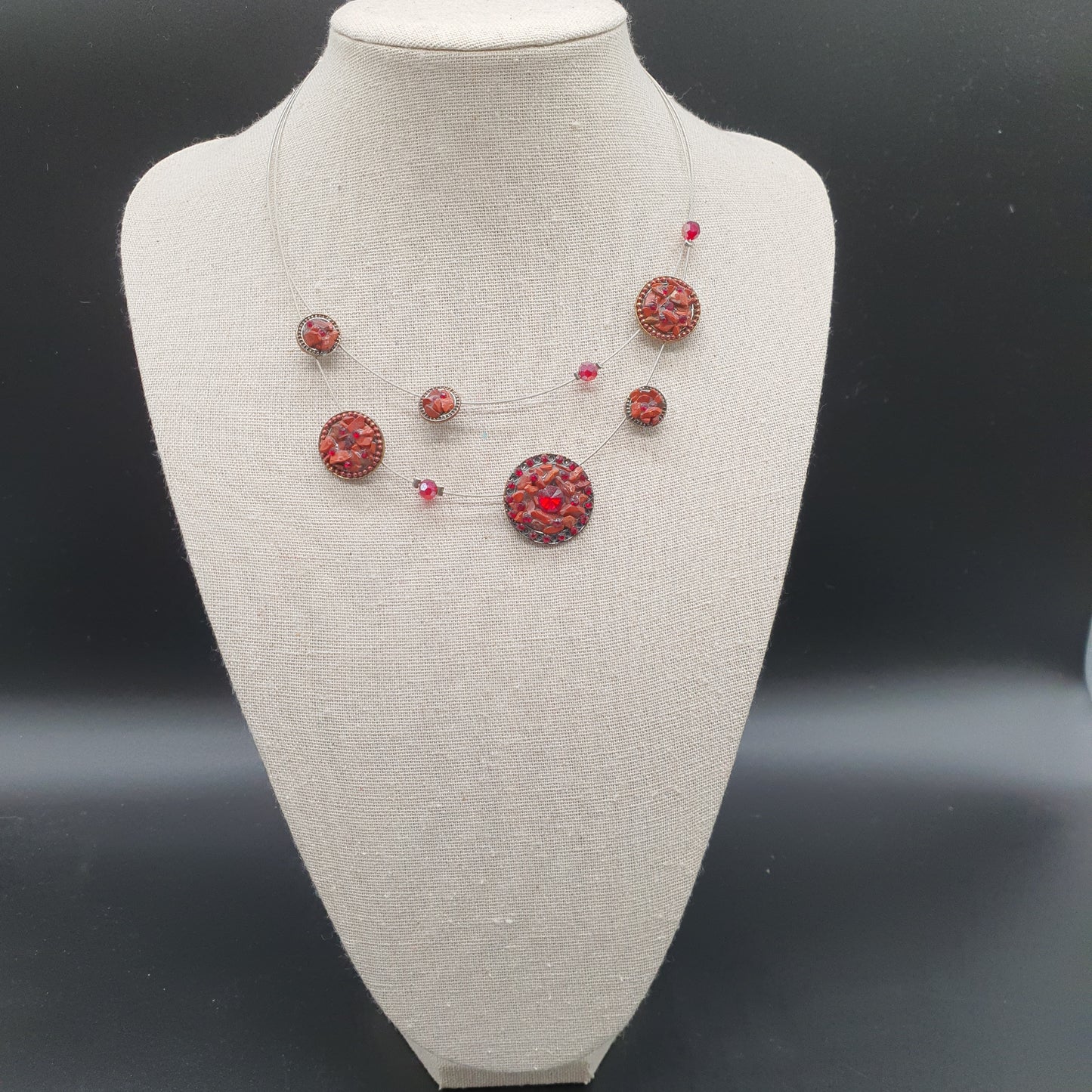Collier double rang câblé – perles métalliques & éclats de pierres