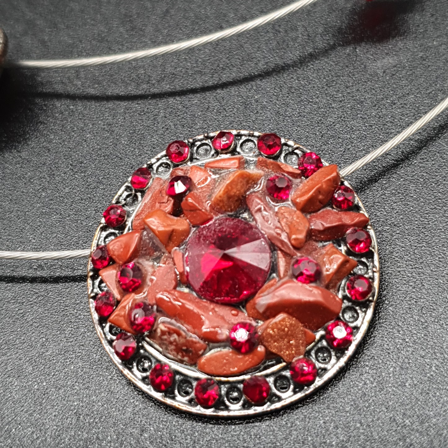 Collier double rang câblé – perles métalliques & éclats de pierres