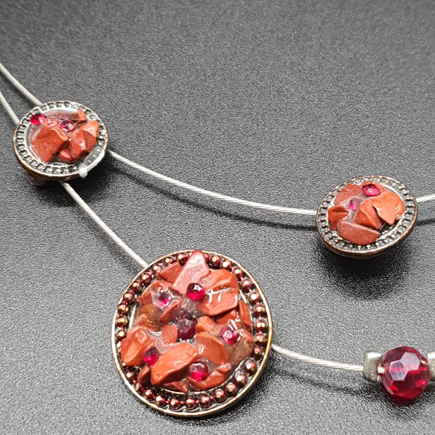 Collier double rang câblé – perles métalliques & éclats de pierres