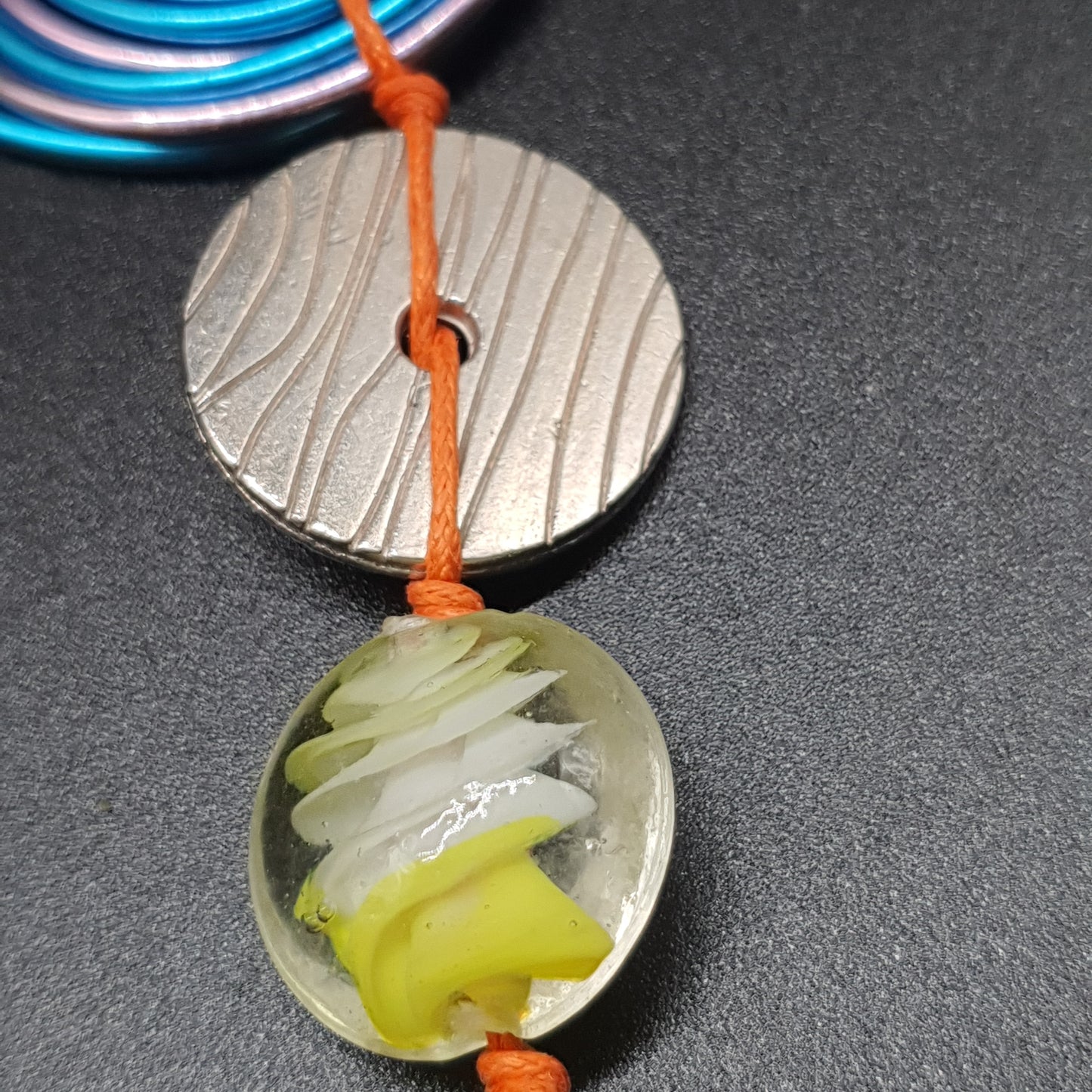 Parure bohème collier sautoir + boucles d’oreilles – disques colorés émail & coton ciré