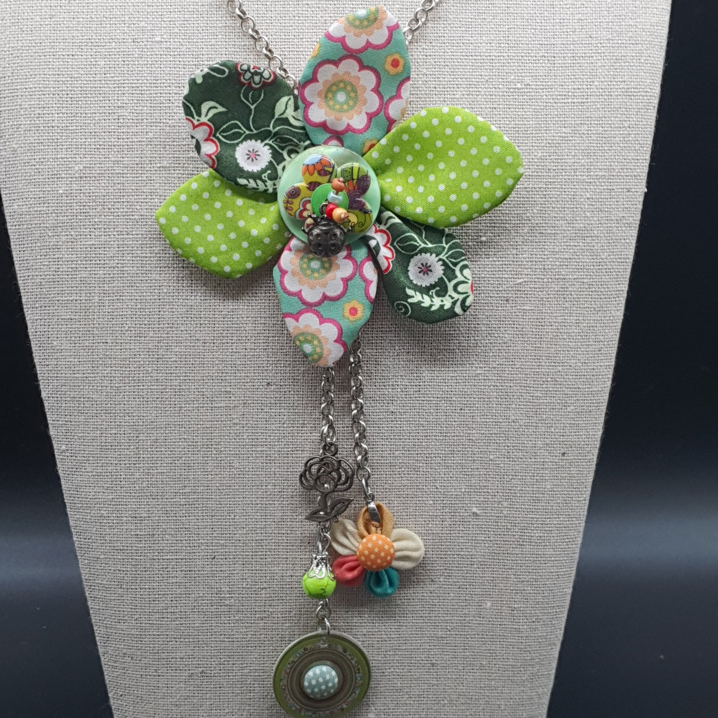 Collier sautoir long bohème chaîne argentée maille forçat fleur métal – pendentif vert