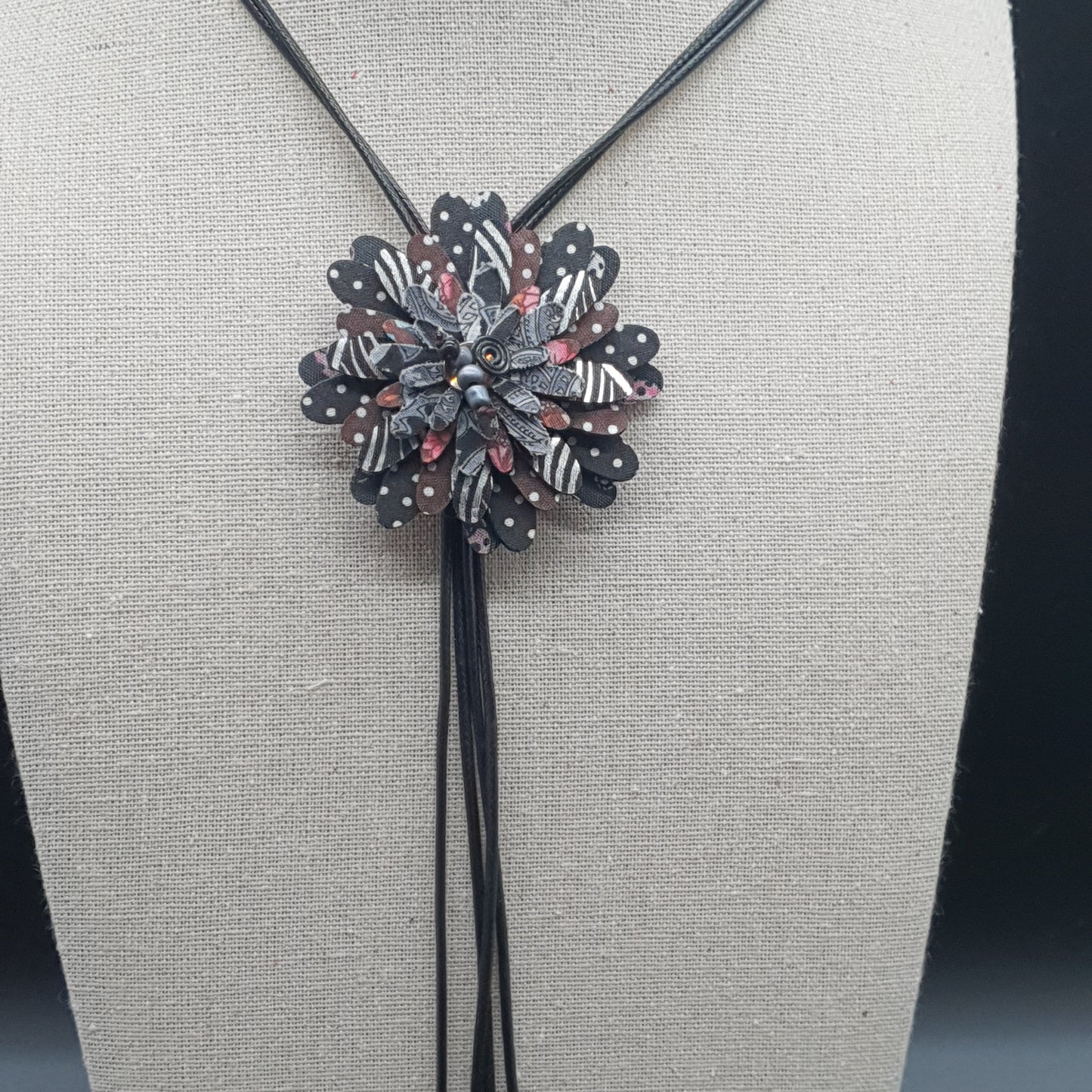 Collier sautoir double cordon coton ciré fleur pétales tissus perles cubes métal Collier sautoir fleur tissu pétales perles cubes métal argenté – double cordon coton ciré noir