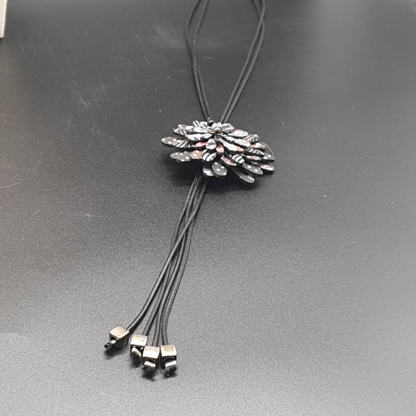 Collier sautoir double cordon coton ciré fleur pétales tissus perles cubes métal Collier sautoir fleur tissu pétales perles cubes métal argenté – double cordon coton ciré noir