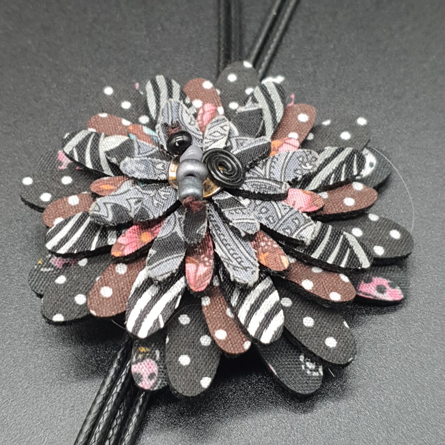 Collier sautoir double cordon coton ciré fleur pétales tissus perles cubes métal Collier sautoir fleur tissu pétales perles cubes métal argenté – double cordon coton ciré noir