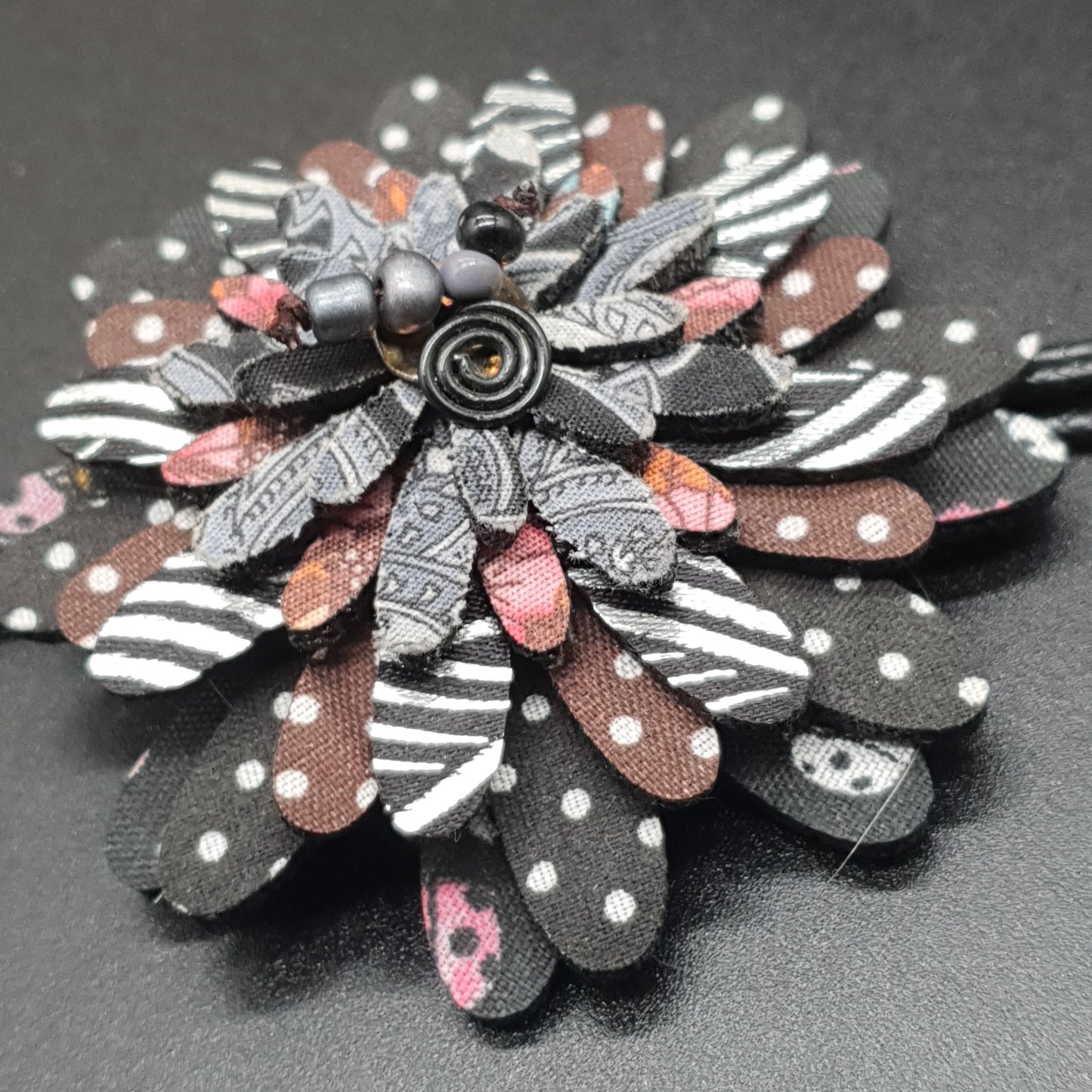 Collier sautoir double cordon coton ciré fleur pétales tissus perles cubes métal Collier sautoir fleur tissu pétales perles cubes métal argenté – double cordon coton ciré noir