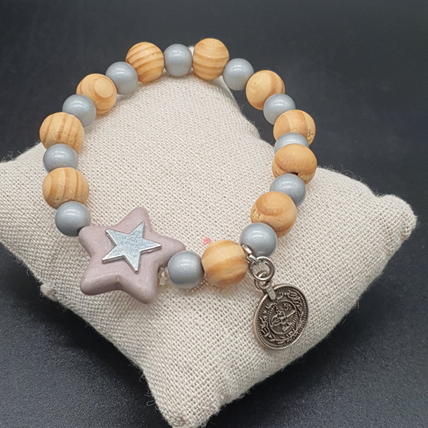 Bracelet élastique perles fantaisie bois pampille étoile pierre métal doré