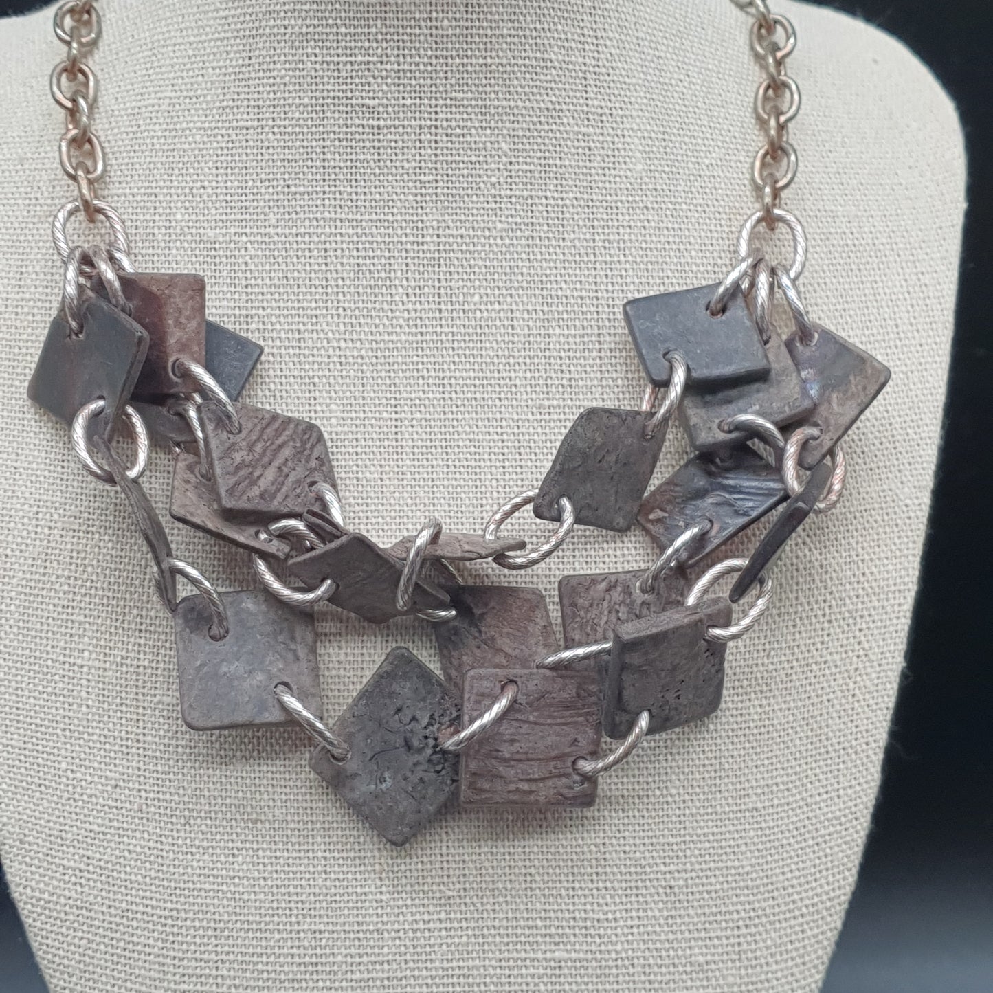 Collier triple rang acier vieilli mailles épaisses & losanges martelés géométriques