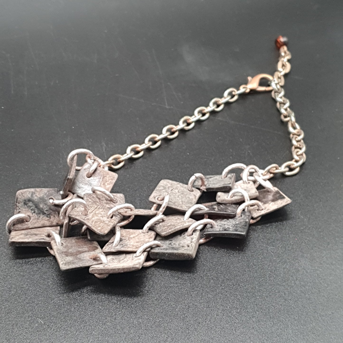 Collier triple rang acier vieilli mailles épaisses & losanges martelés géométriques