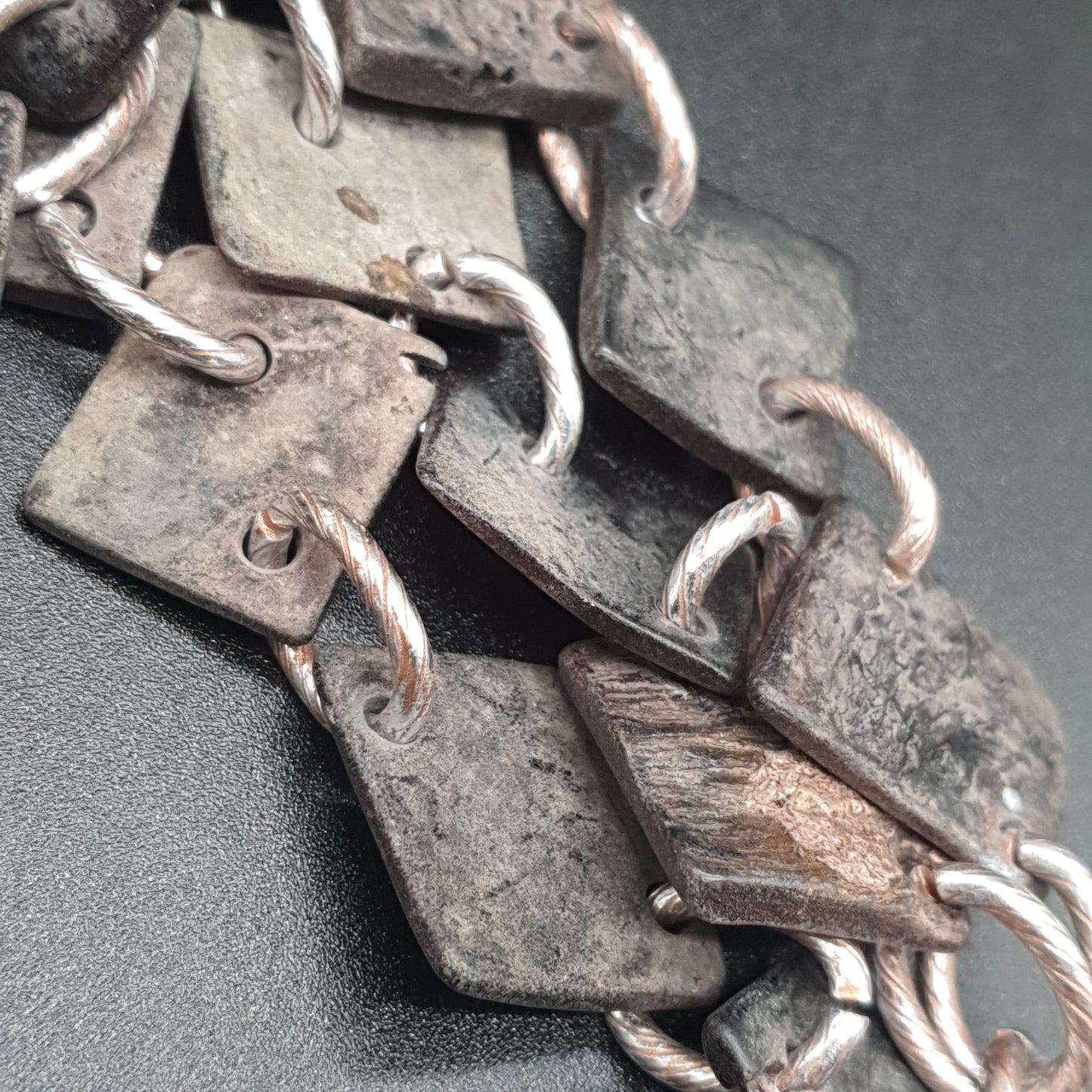 Collier triple rang acier vieilli mailles épaisses & losanges martelés géométriques