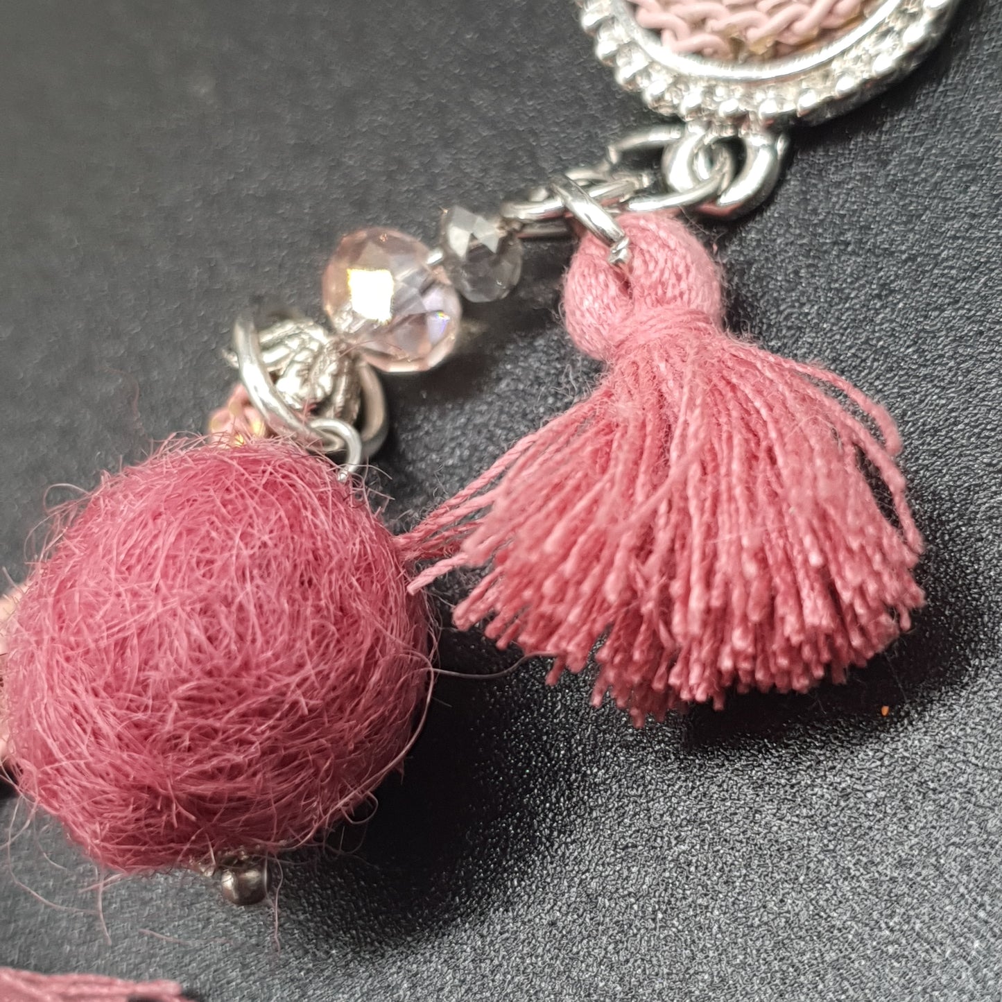 Collier chaîne argentée acier cabochon rose pierre facettée & médaillons