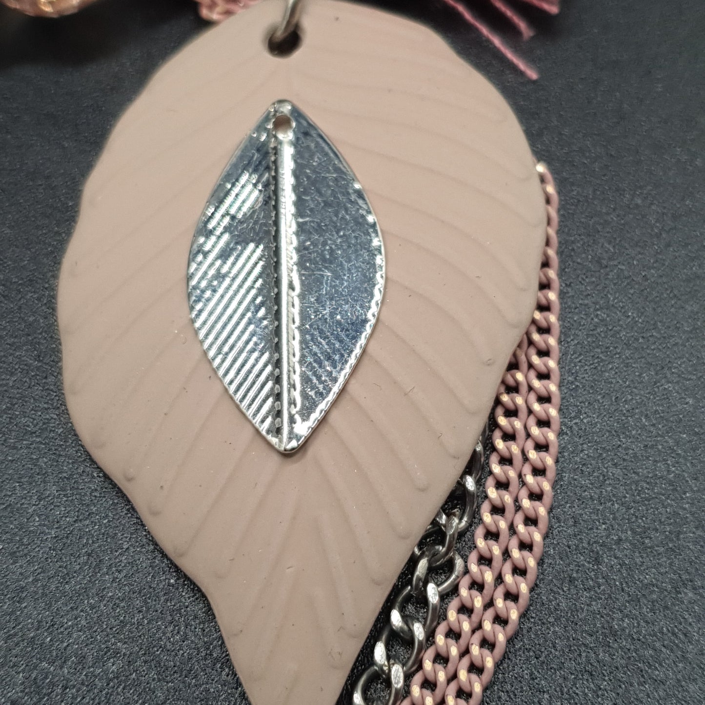 Collier chaîne argentée acier cabochon rose pierre facettée & médaillons