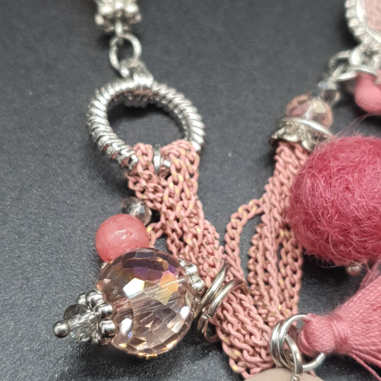 Collier chaîne argentée acier cabochon rose pierre facettée & médaillons