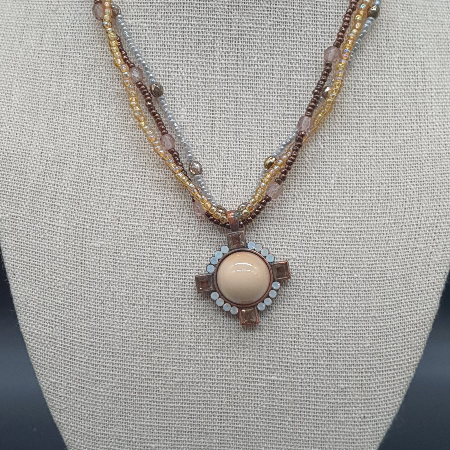 Collier triple rang doré perles facettées & médaillon émail cristal strass