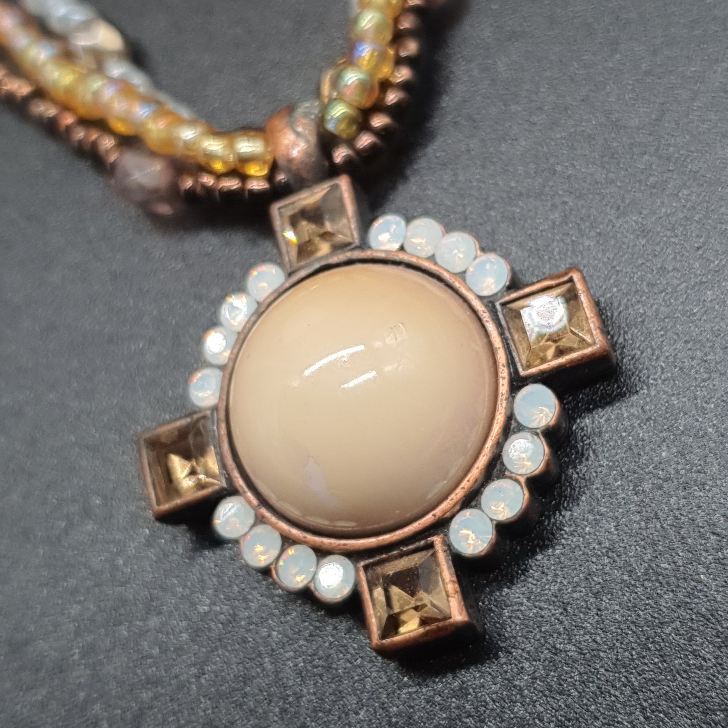 Collier triple rang doré perles facettées & médaillon émail cristal strass